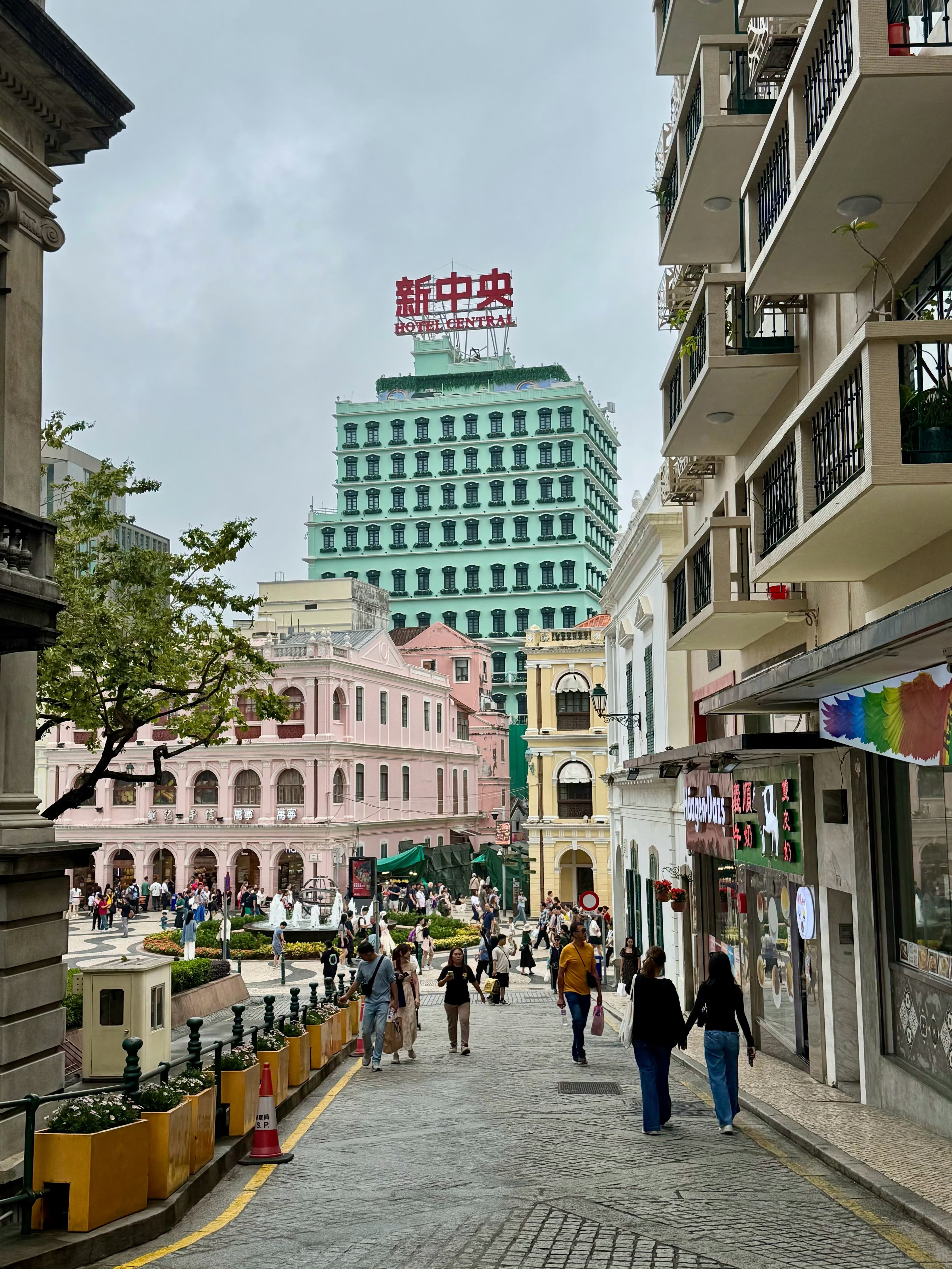 澳门议事亭前地突然被我拍成‘童话街景’了！青粉黄三色建筑+新中央大楼，像闯进宫崎骏的画里封面图