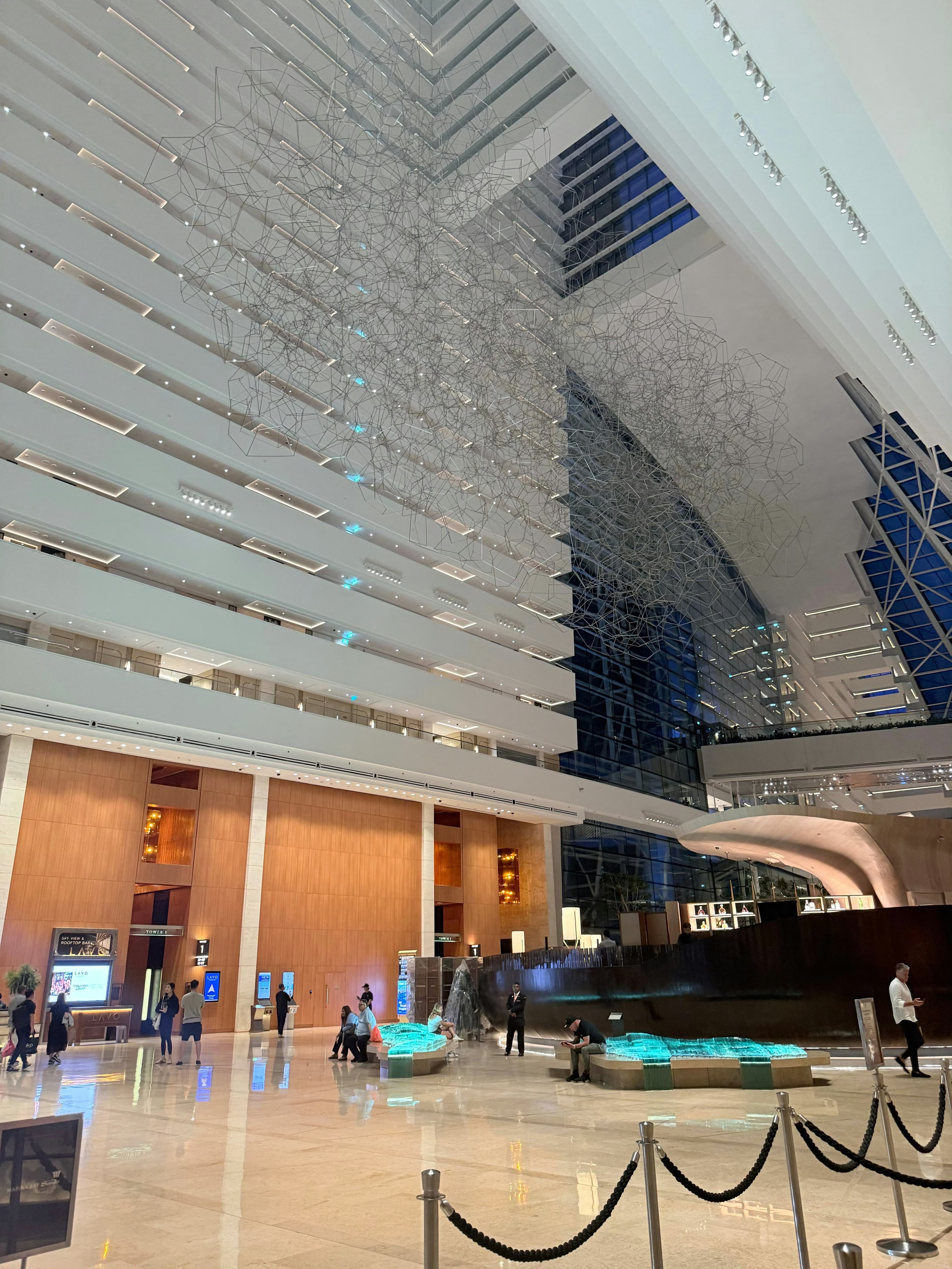 在新加坡滨海湾的‘天空之树’下发呆，连电梯都懒得按了封面图