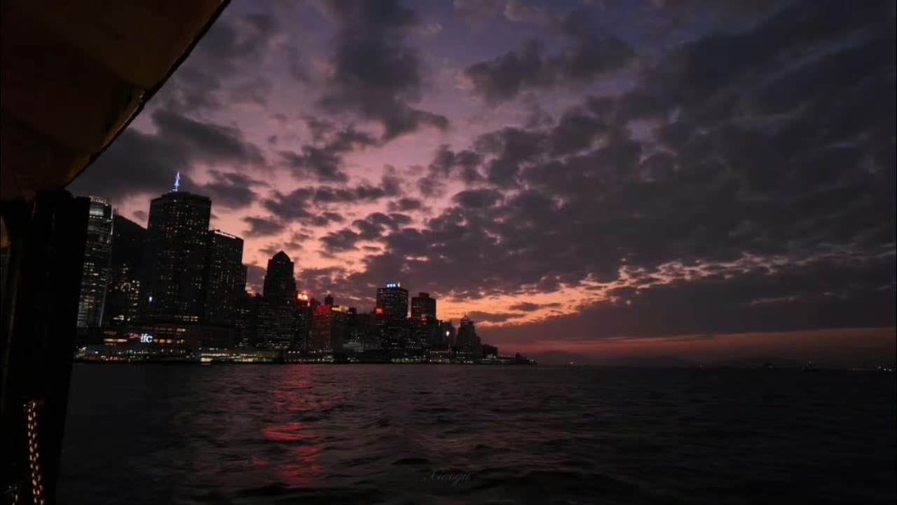 傍晚坐船回港,天边那抹紫红像极了我加班后偷溜去喝的那杯红酒~封面图