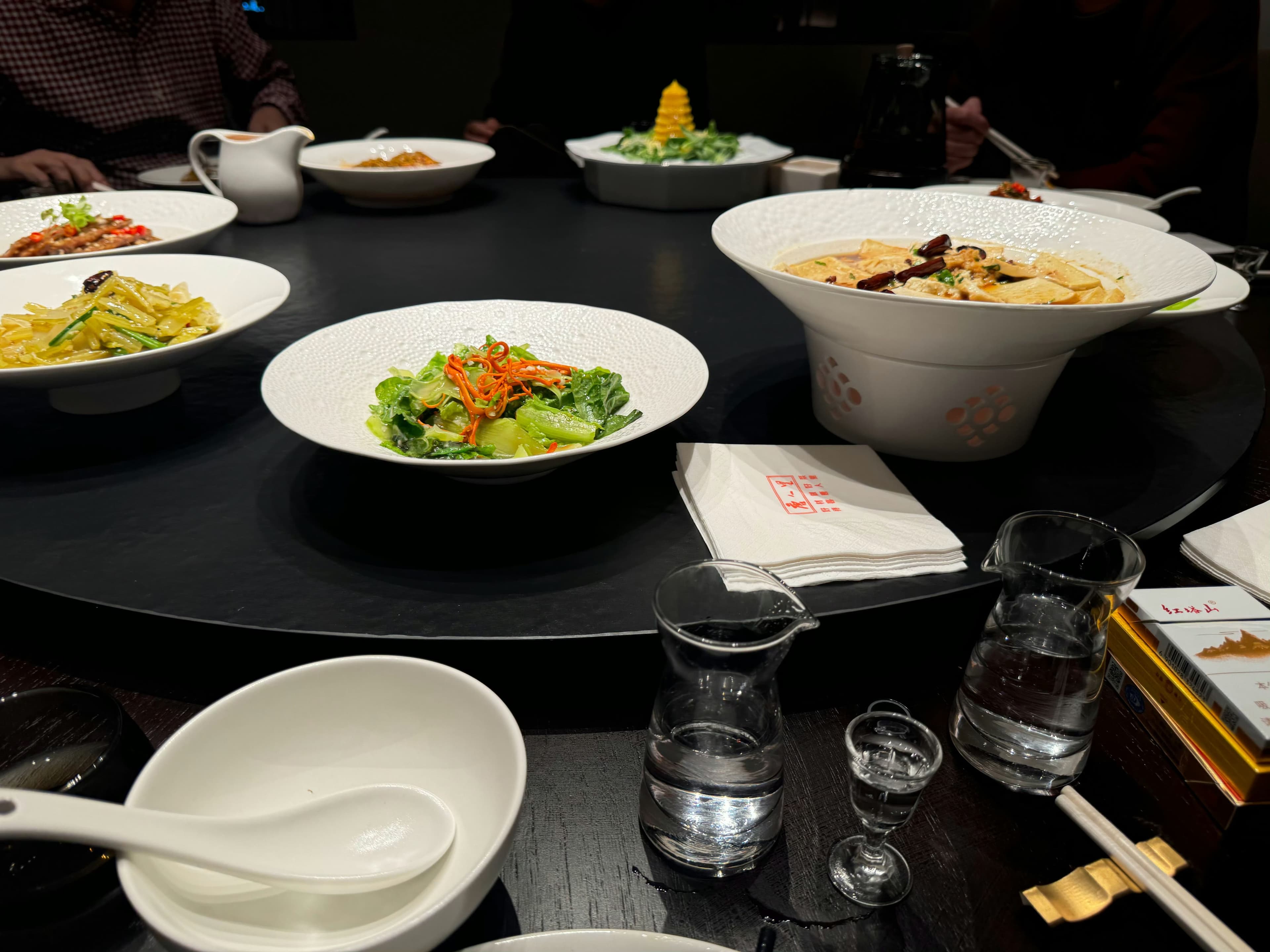 围桌吃饭的烟火气，是海外游子最想念的“家的味道”封面图