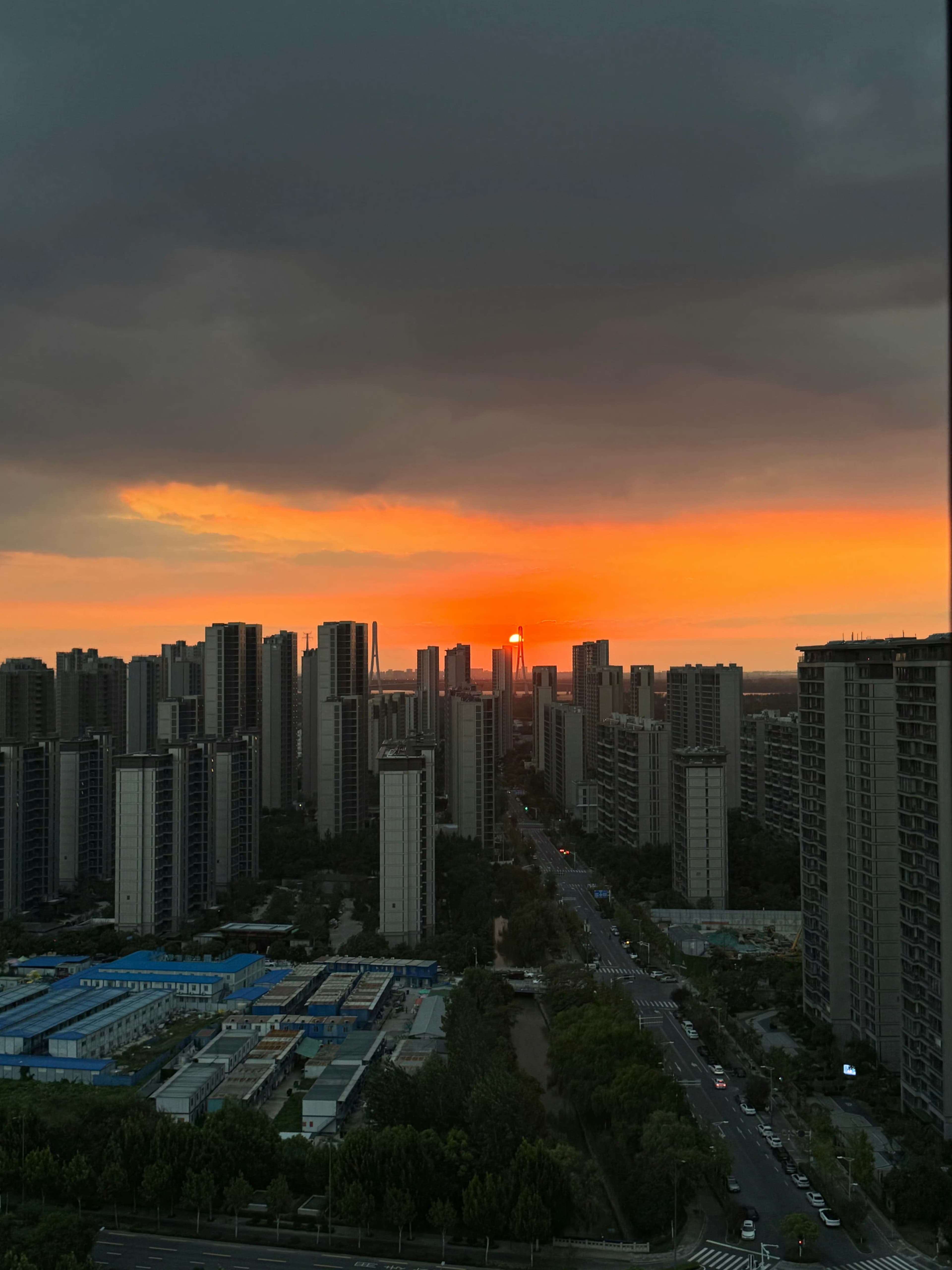 下班路上偶遇的晚霞，城市在橙光里喘息了一秒封面图