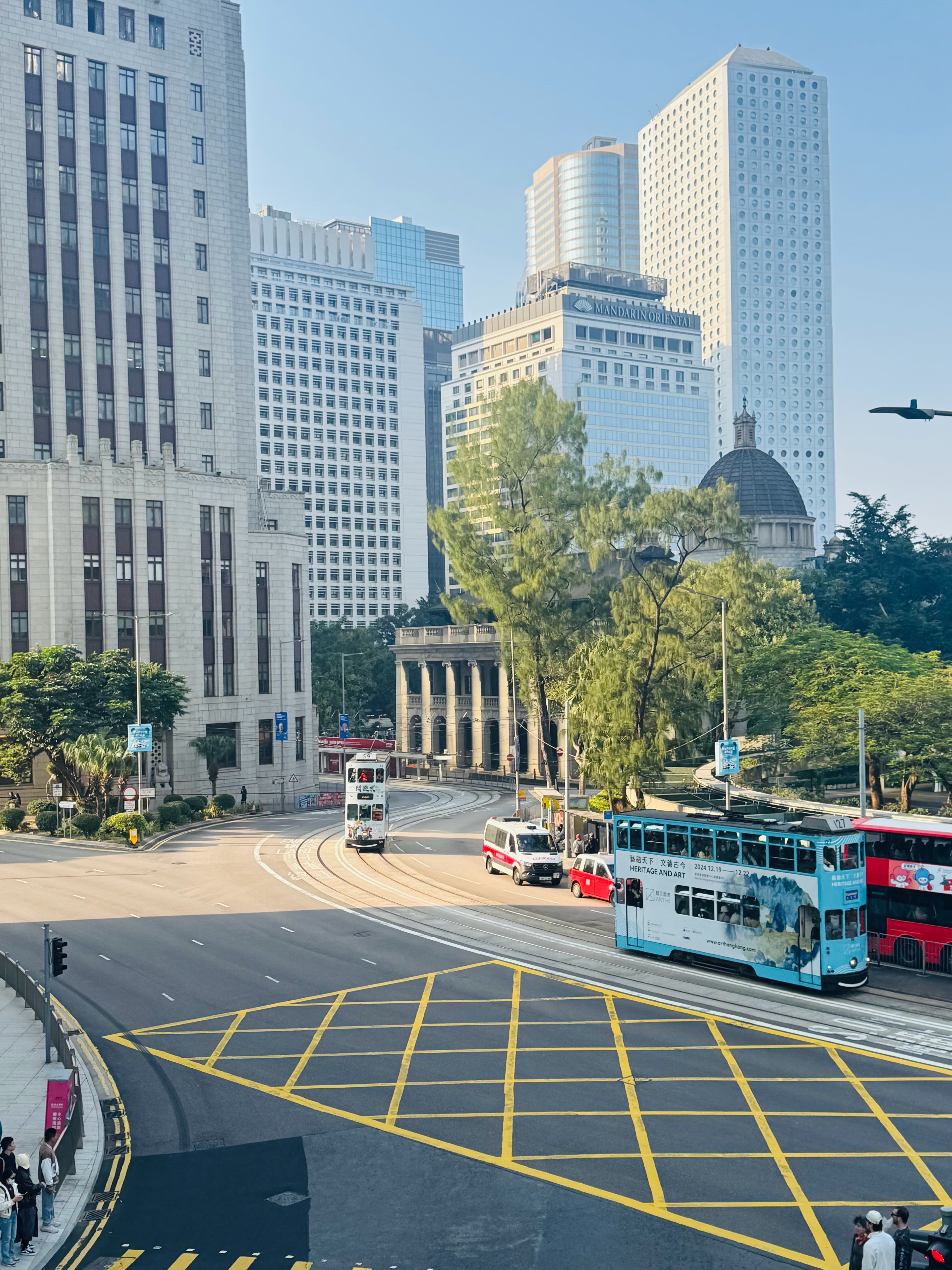 香港街头的日常浪漫:双层电车+老建筑+夕阳金光,随手一拍都是电影感封面图