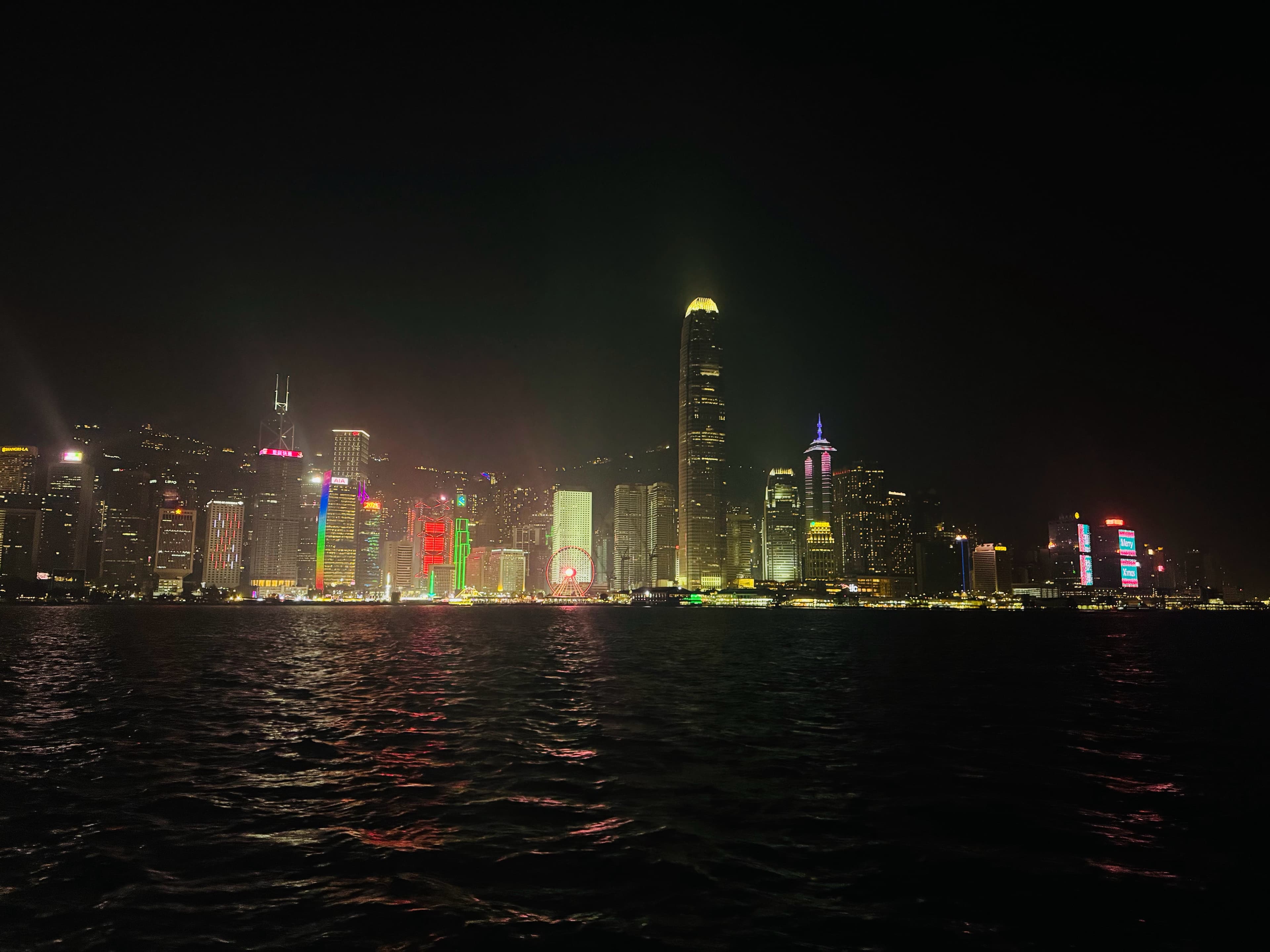 夜游维港，被这波霓虹浪打懵了…今晚的海面是彩色的！封面图
