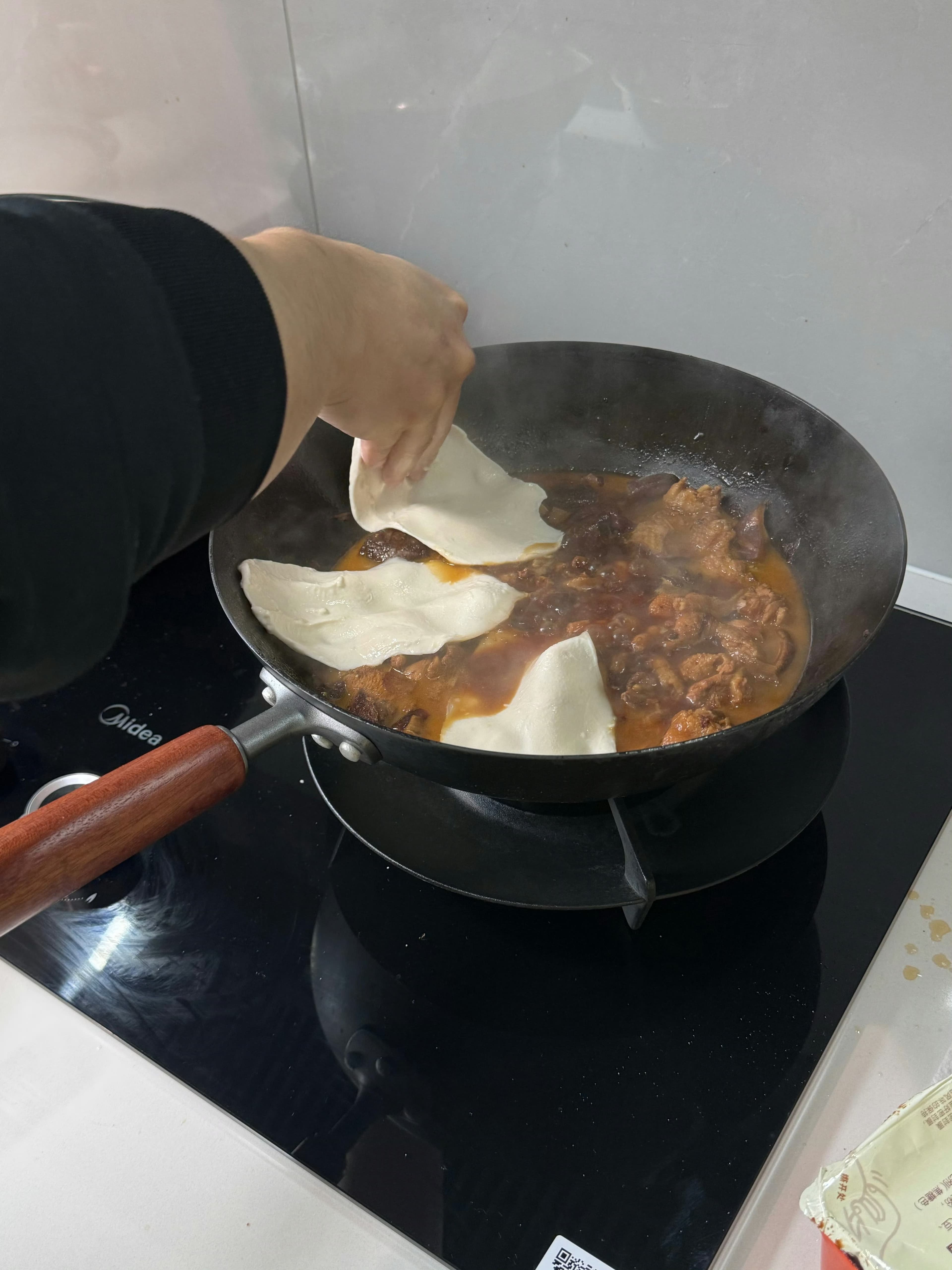 锅里炖着红烧肉，手一抖把馒头片扔进去了…结果意外香到邻居敲门问菜谱封面图