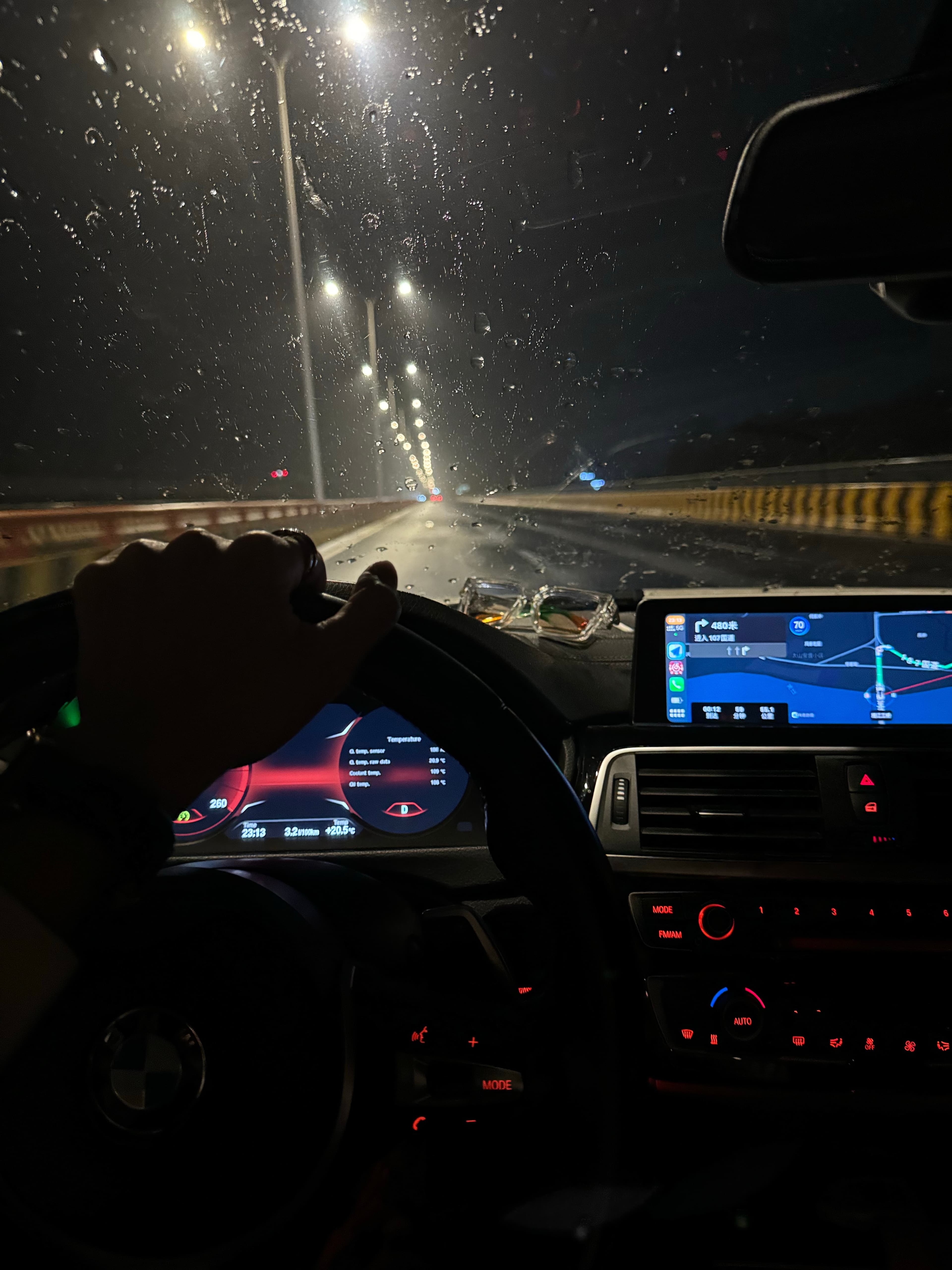 雨夜开车回家，车窗全是泪，心却比路灯还亮封面图
