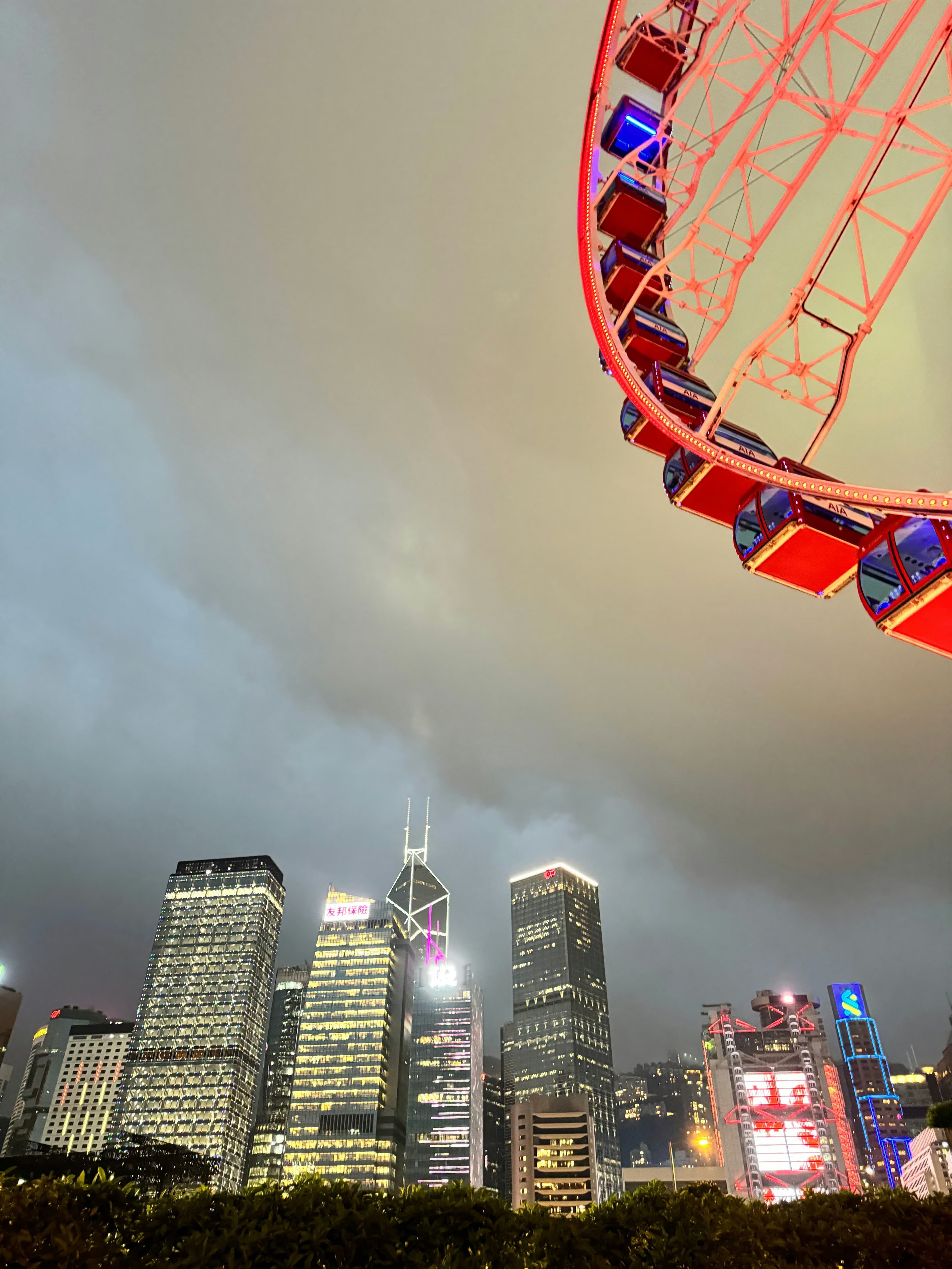 雨夜港岛，摩天轮转着转着就停在了霓虹里封面图