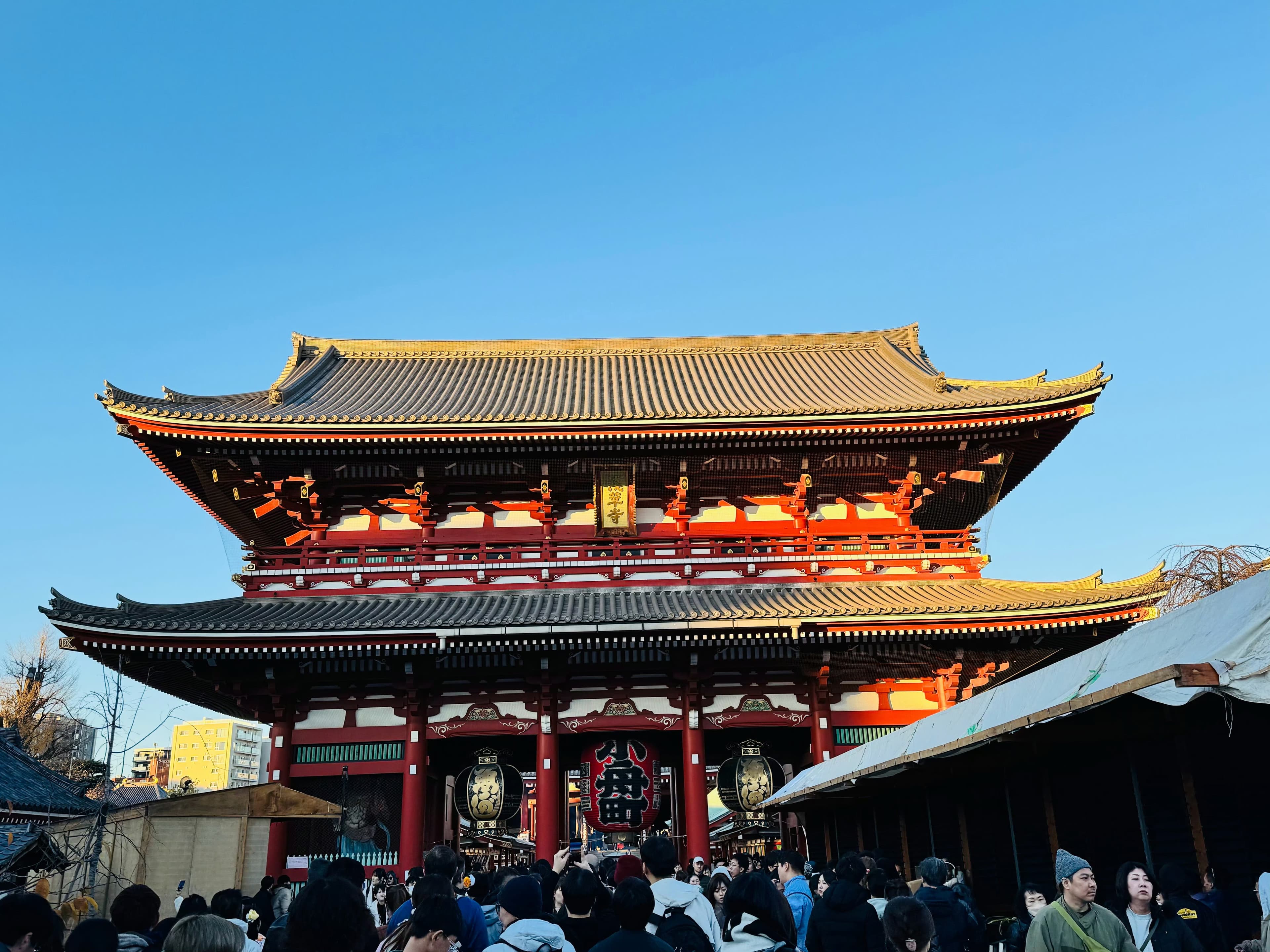 东京浅草寺门口人挤人，红墙金瓦在蓝天底下亮得晃眼～封面图