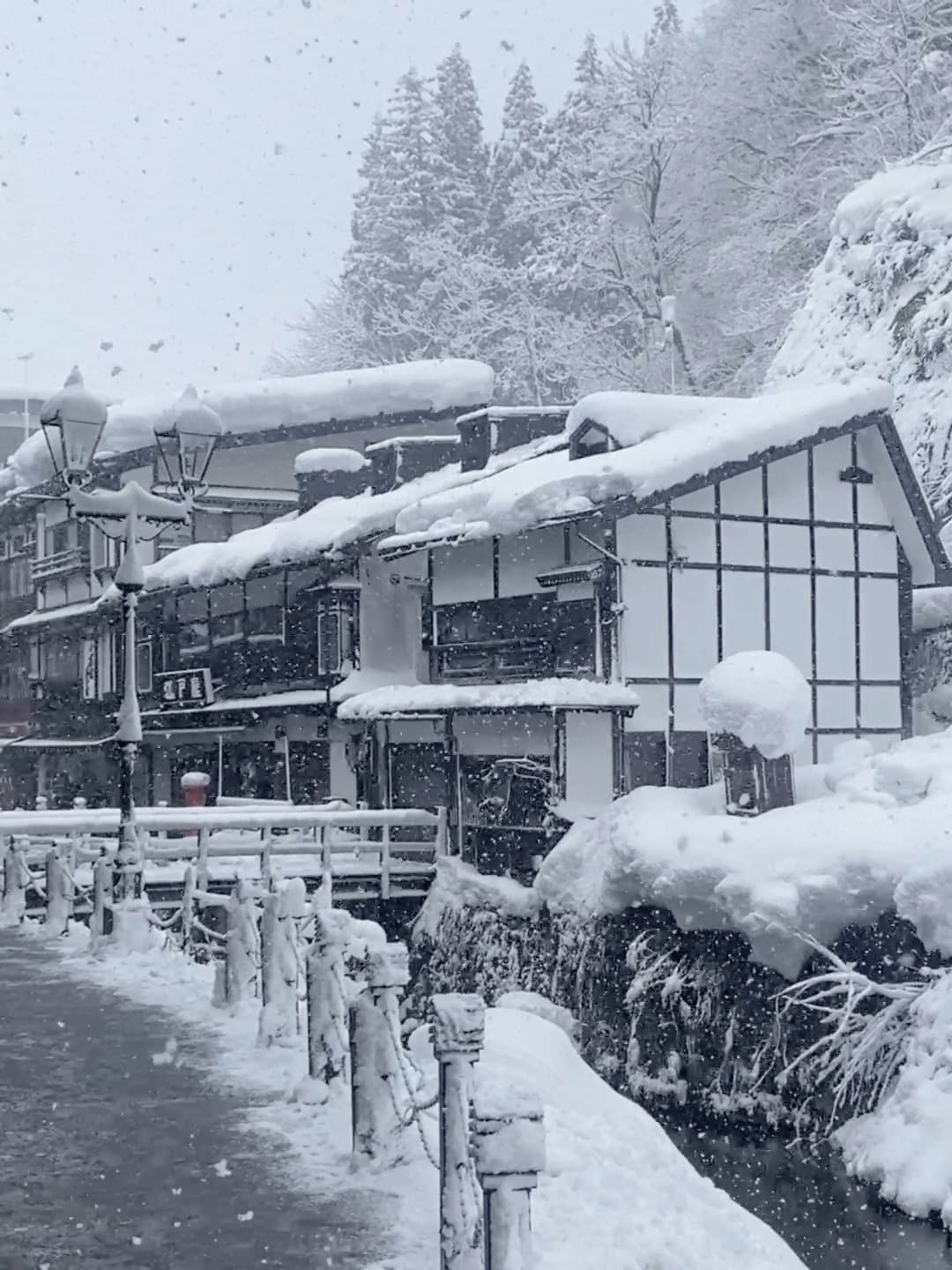 雪天路过这排老屋，突然想回家煮碗热汤面了…封面图