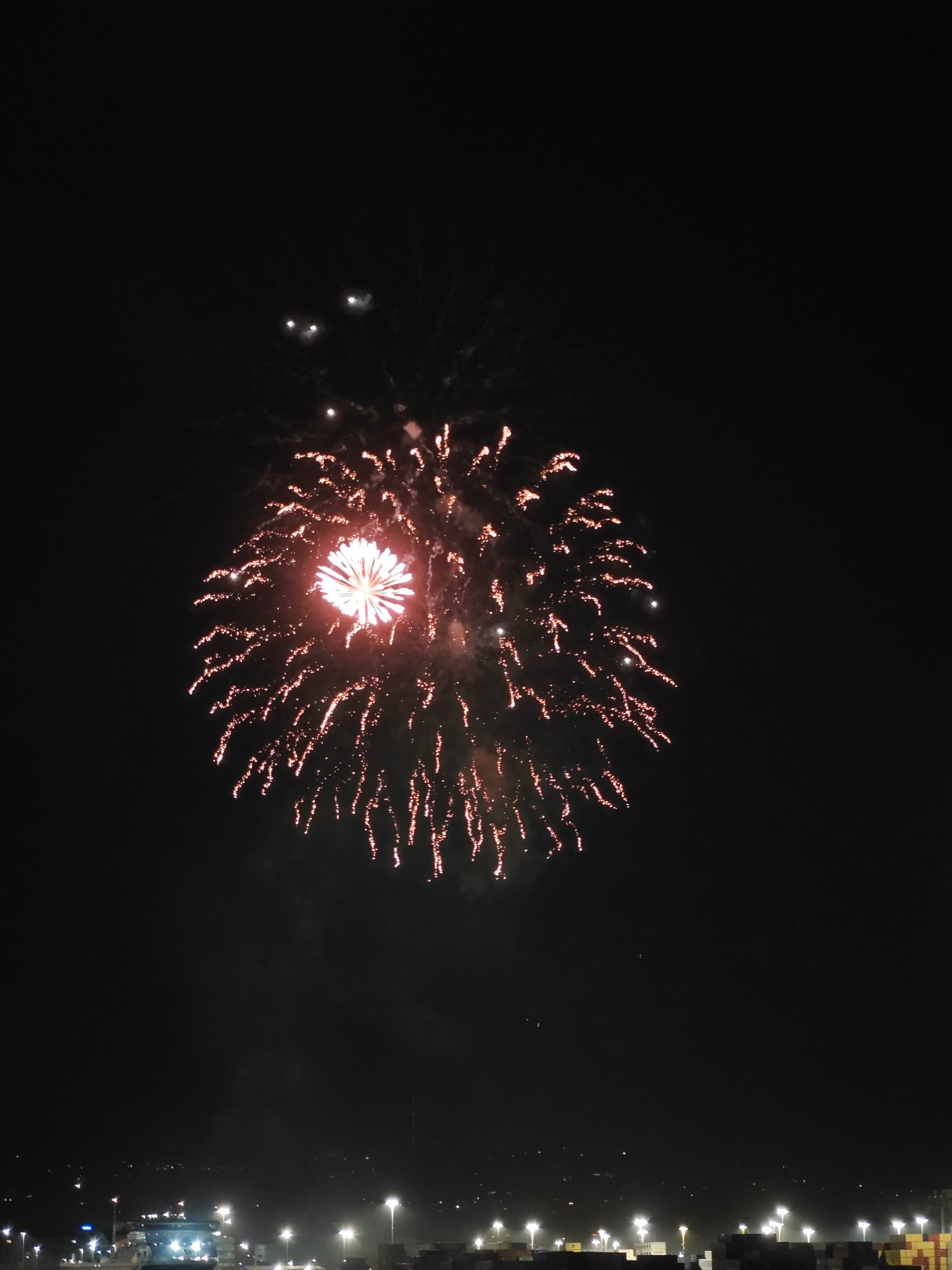 半夜被烟花吵醒，拉开窗帘发现——原来不是梦！✨封面图