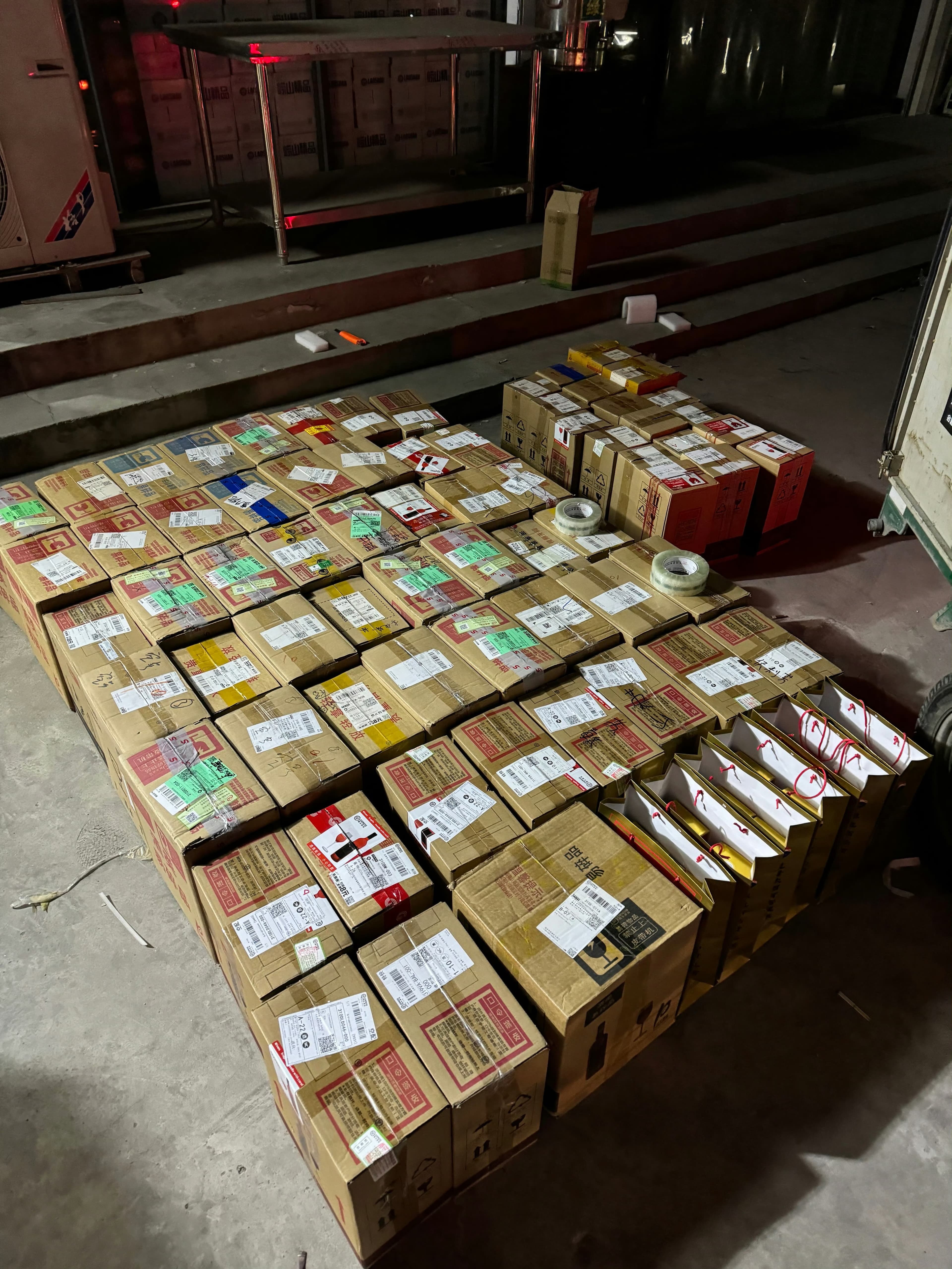 凌晨3点的仓库：我的‘快递堡垒’终于垒成！📦手速慢了怕被抢光，手快的已搬空封面图