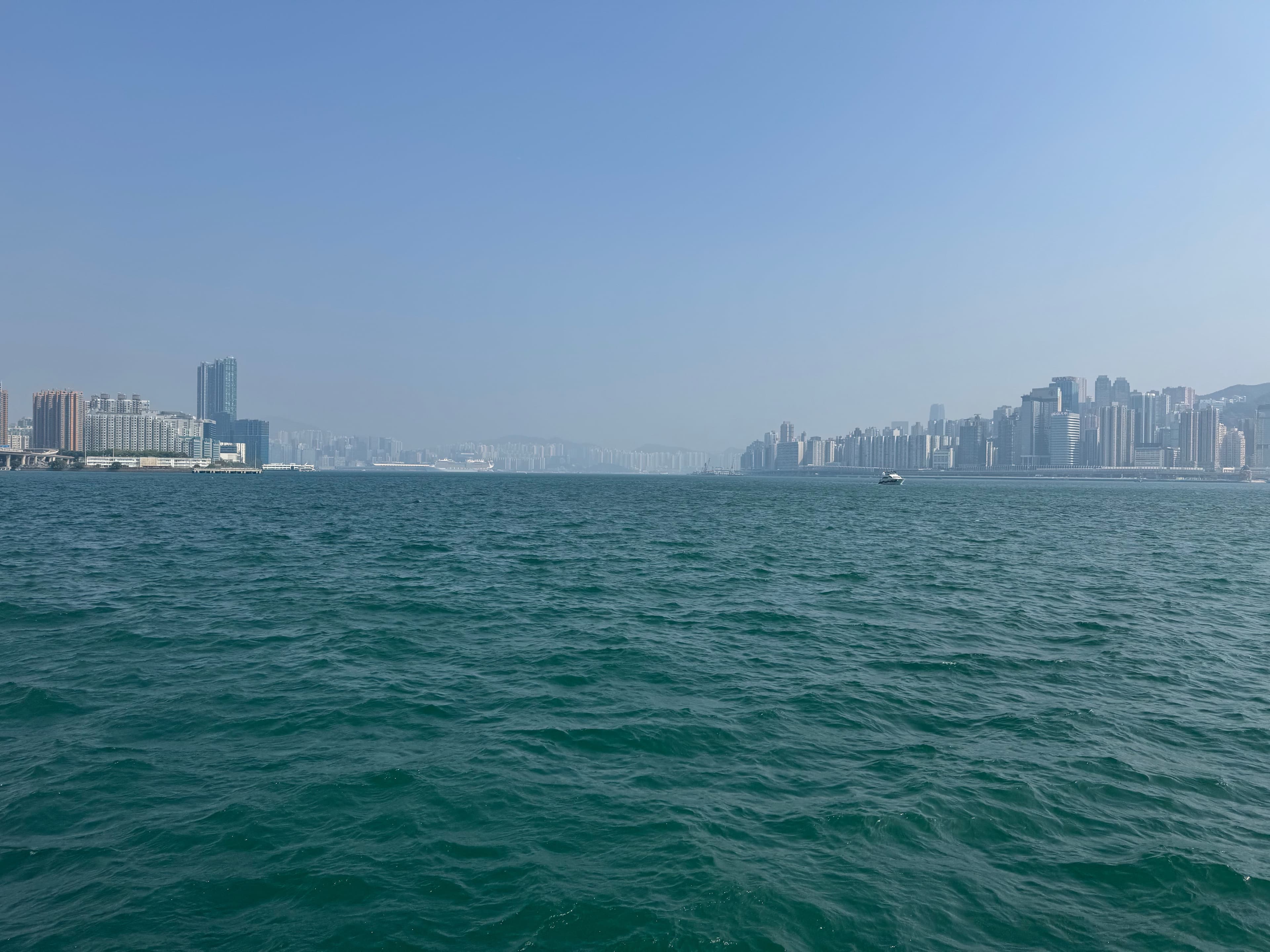 今天坐渡轮去尖沙咀，海风一吹，连口罩都懒得戴了～封面图