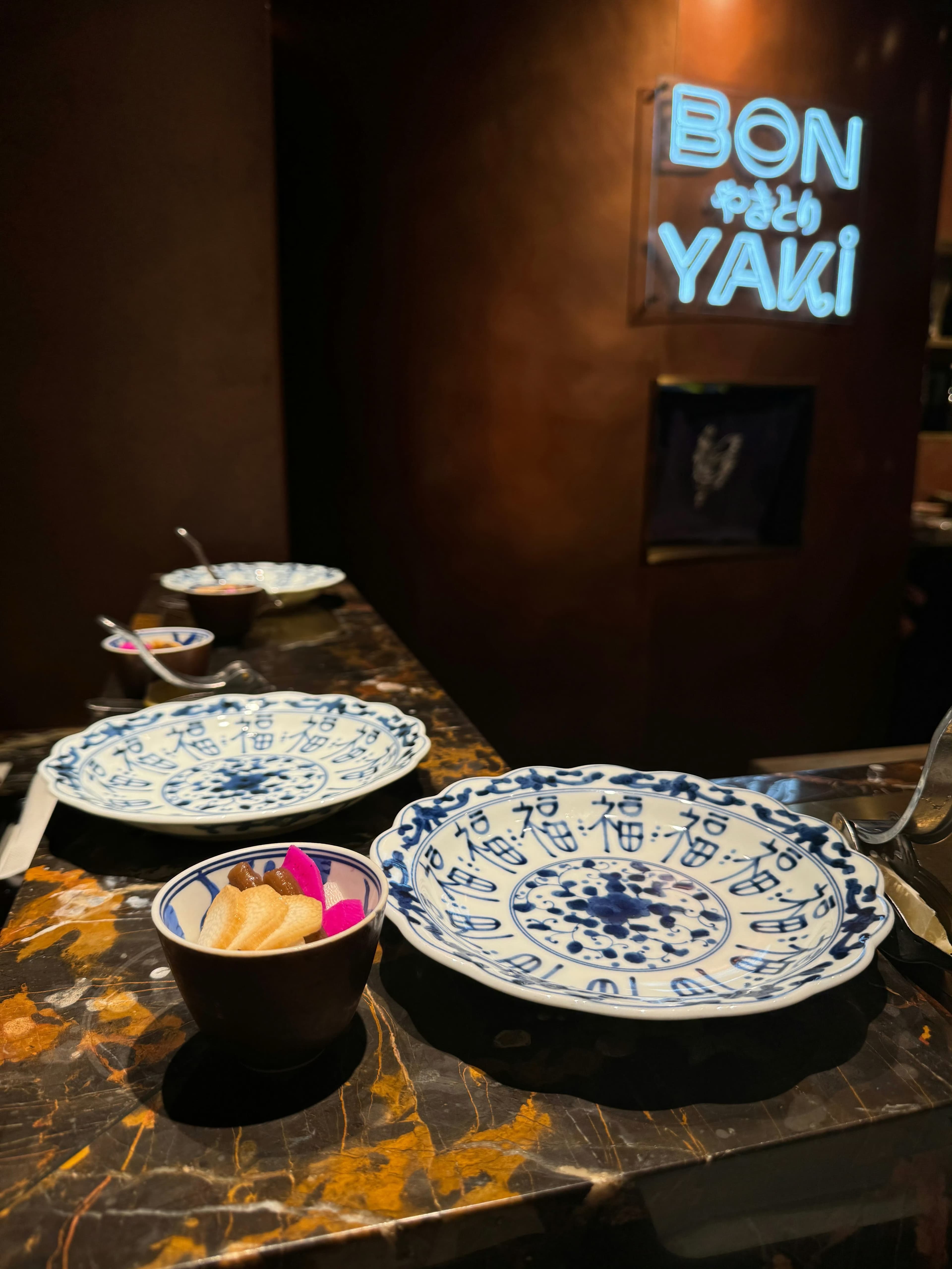 深夜探店｜BON YAKI的青花瓷盘子比菜还抢镜，连腌萝卜都拍出高级感封面图