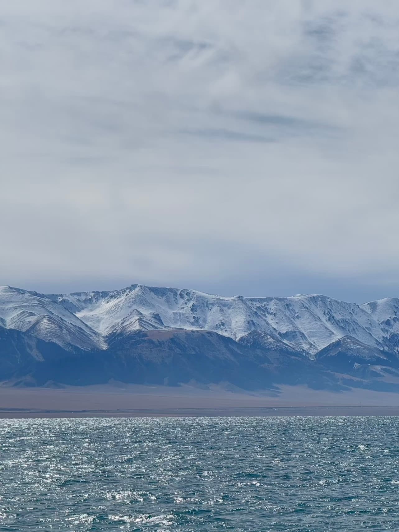 在湖边发呆一整天，雪山和波光是天然的治愈系滤镜封面图