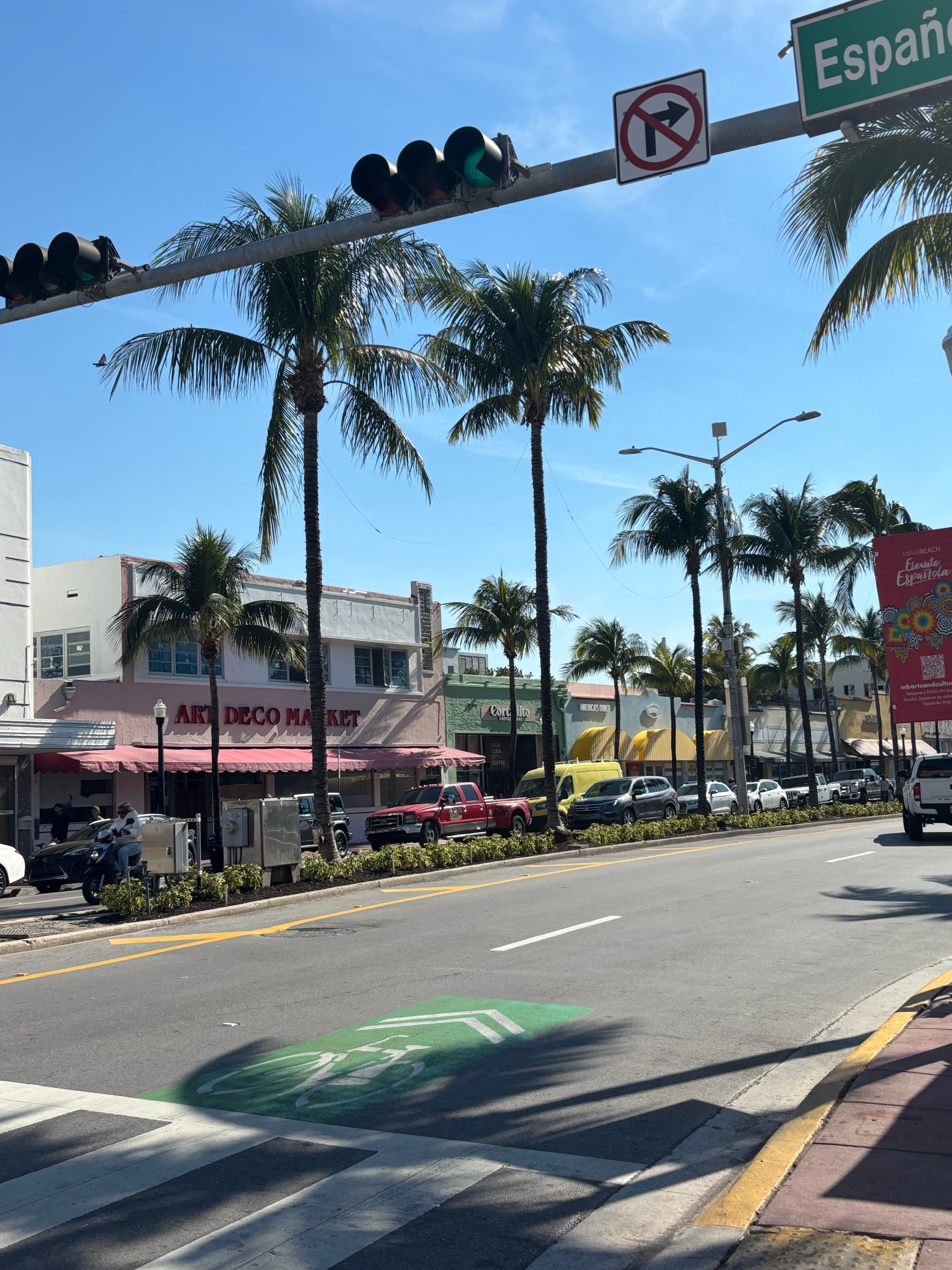 Miami Beach 这条街的阳光和棕榈树，是夏天提前寄来的明信片 🌴封面图