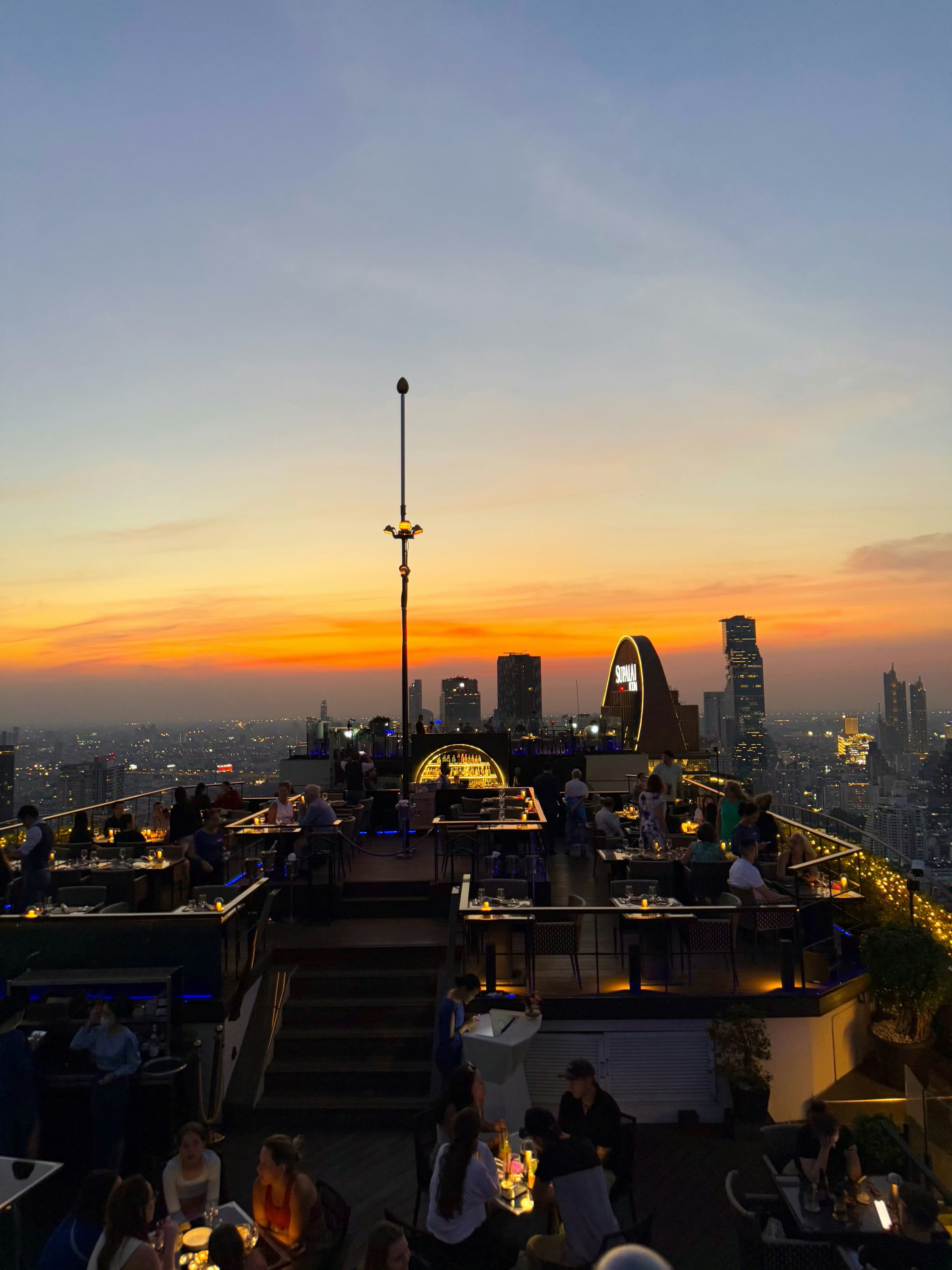下班后偷溜到屋顶喝杯酒,看夕阳把曼谷染成焦糖色✨封面图