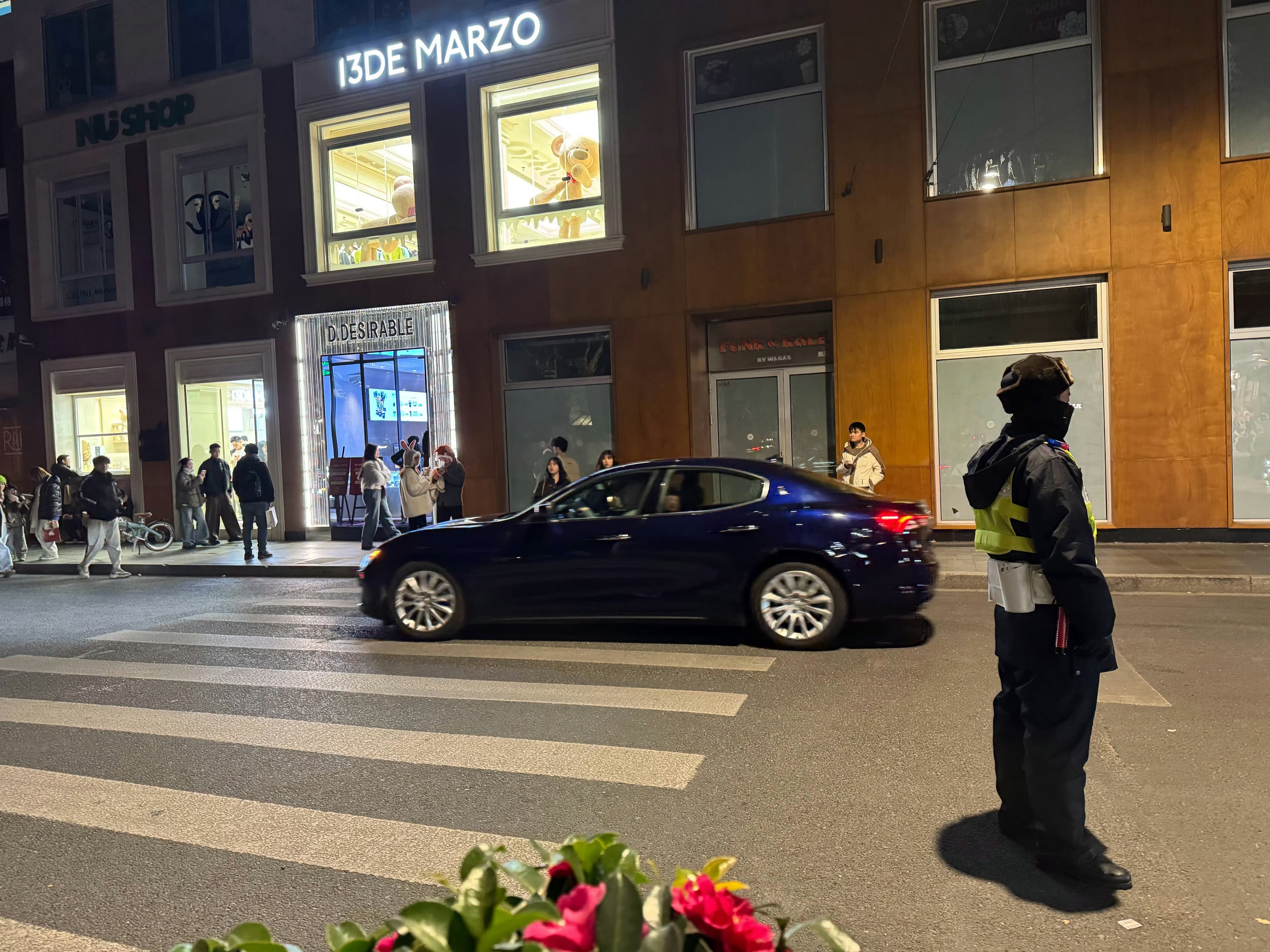 13DE MARZO门口的夜，车流+保安+小熊橱窗，像电影截图封面图