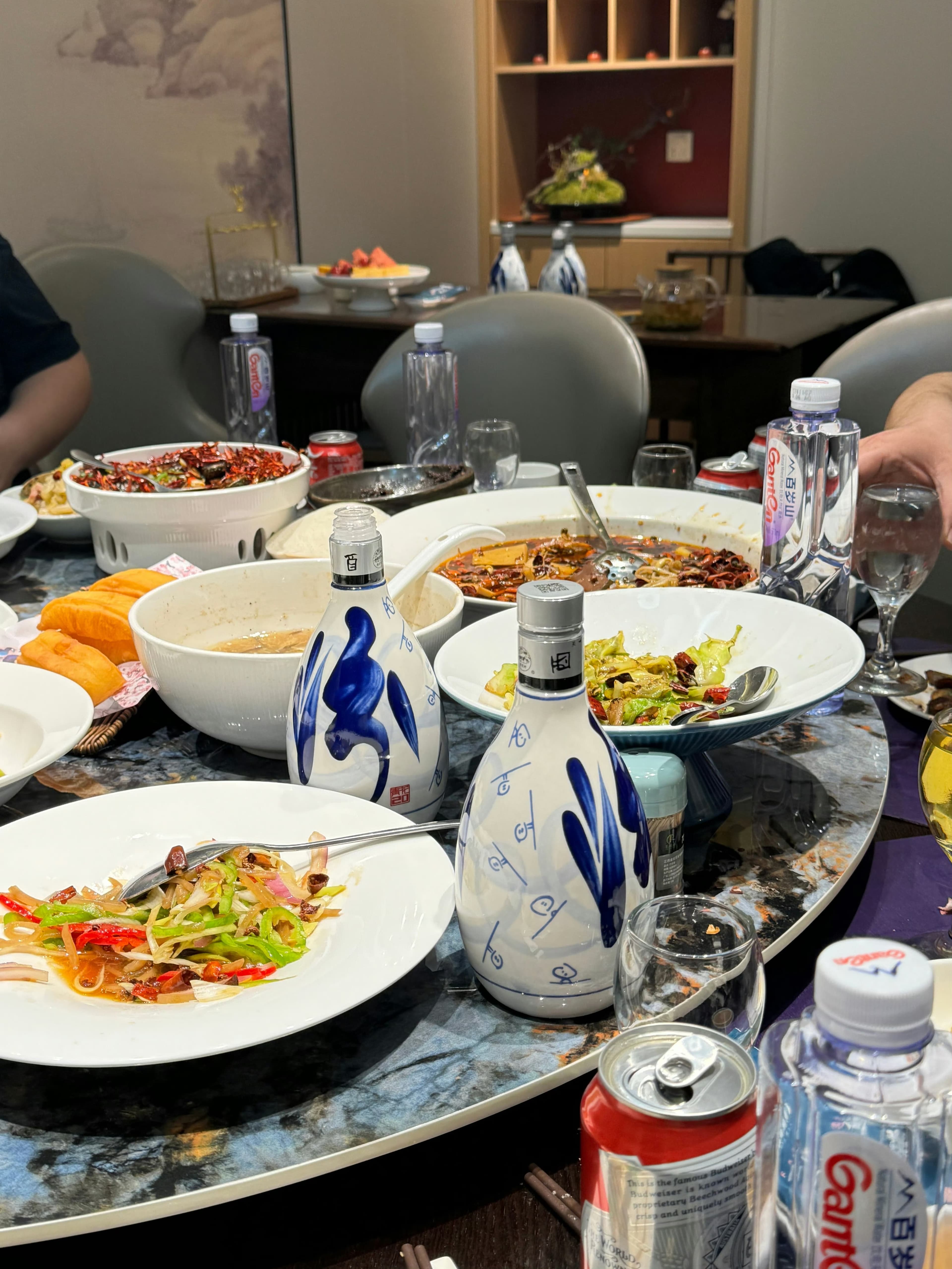 人均300的火锅局，最后连酒瓶都成艺术品了封面图