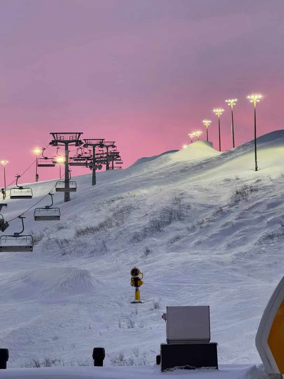 雪坡上的粉紫黄昏，缆车像一串糖霜小吊坠～封面图