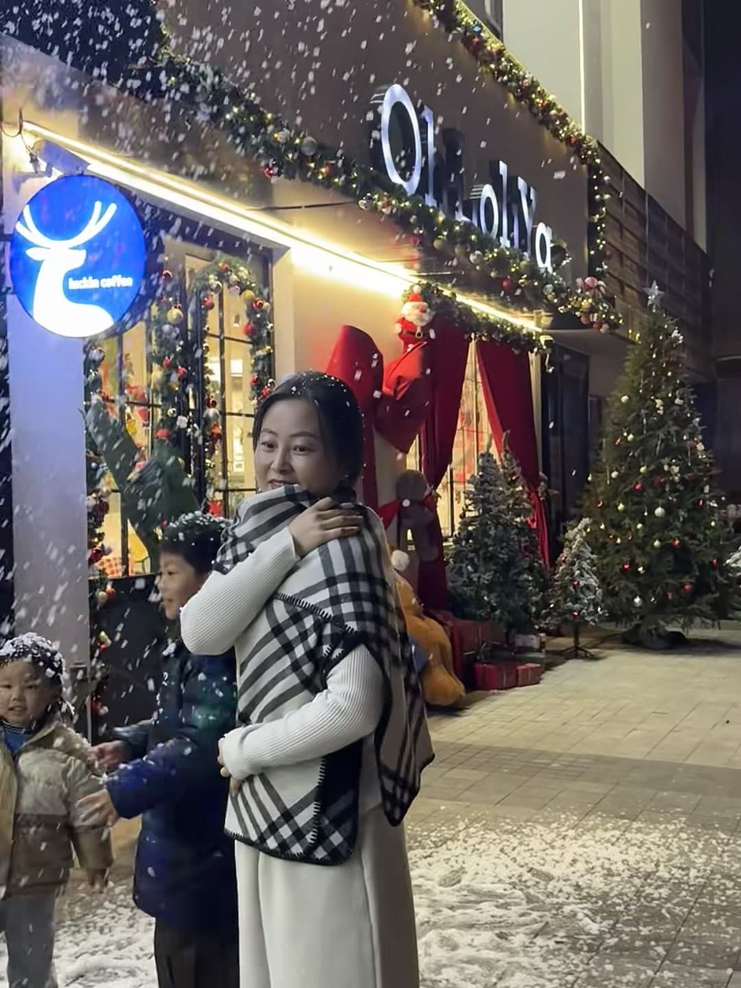 雪夜抱紧小暖炉，咖啡店门口的圣诞魔法✨封面图