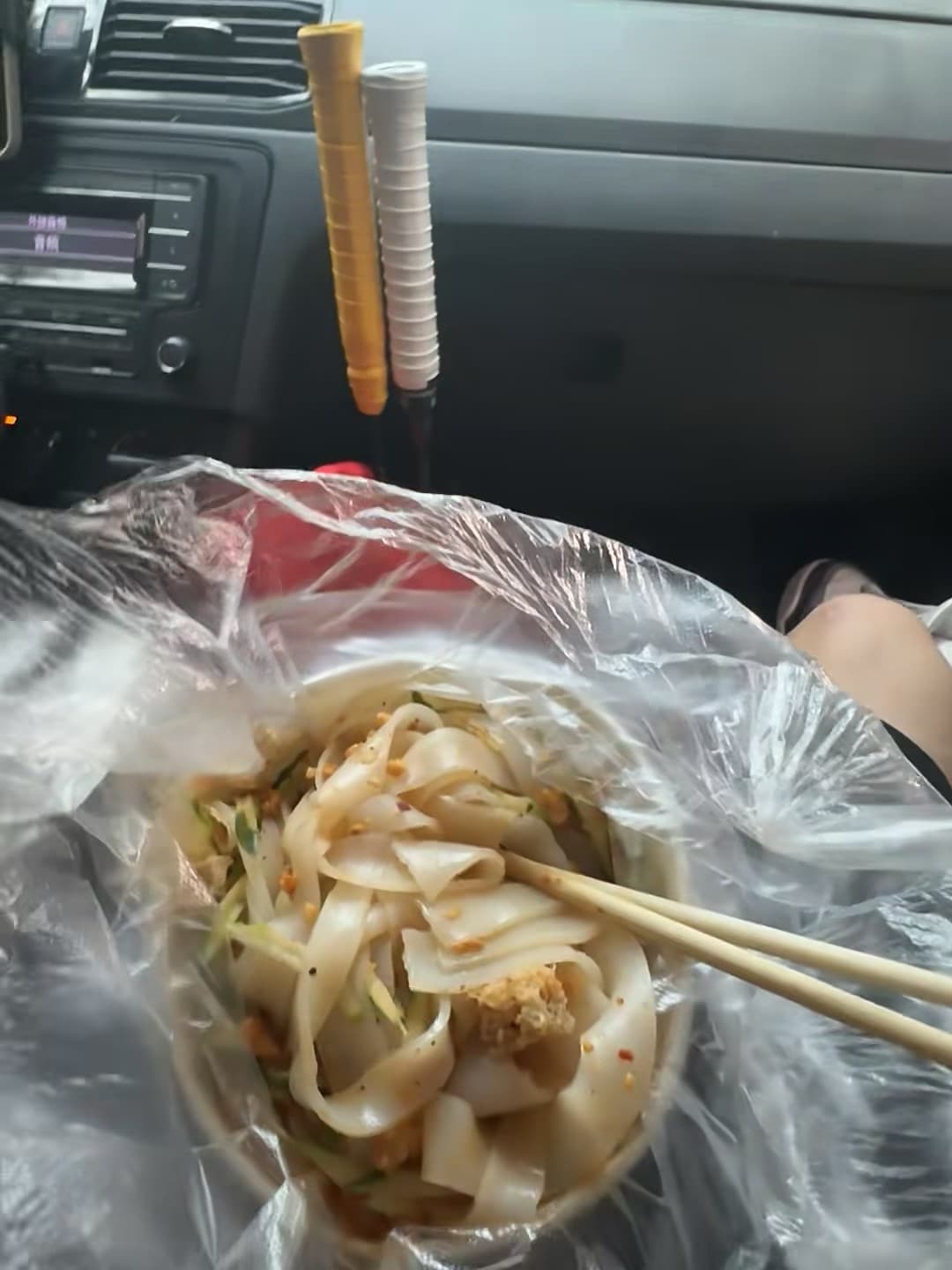 车里干完一碗凉皮，车窗还挂着羽毛球拍…今天在停车场偷吃，谁懂啊封面图