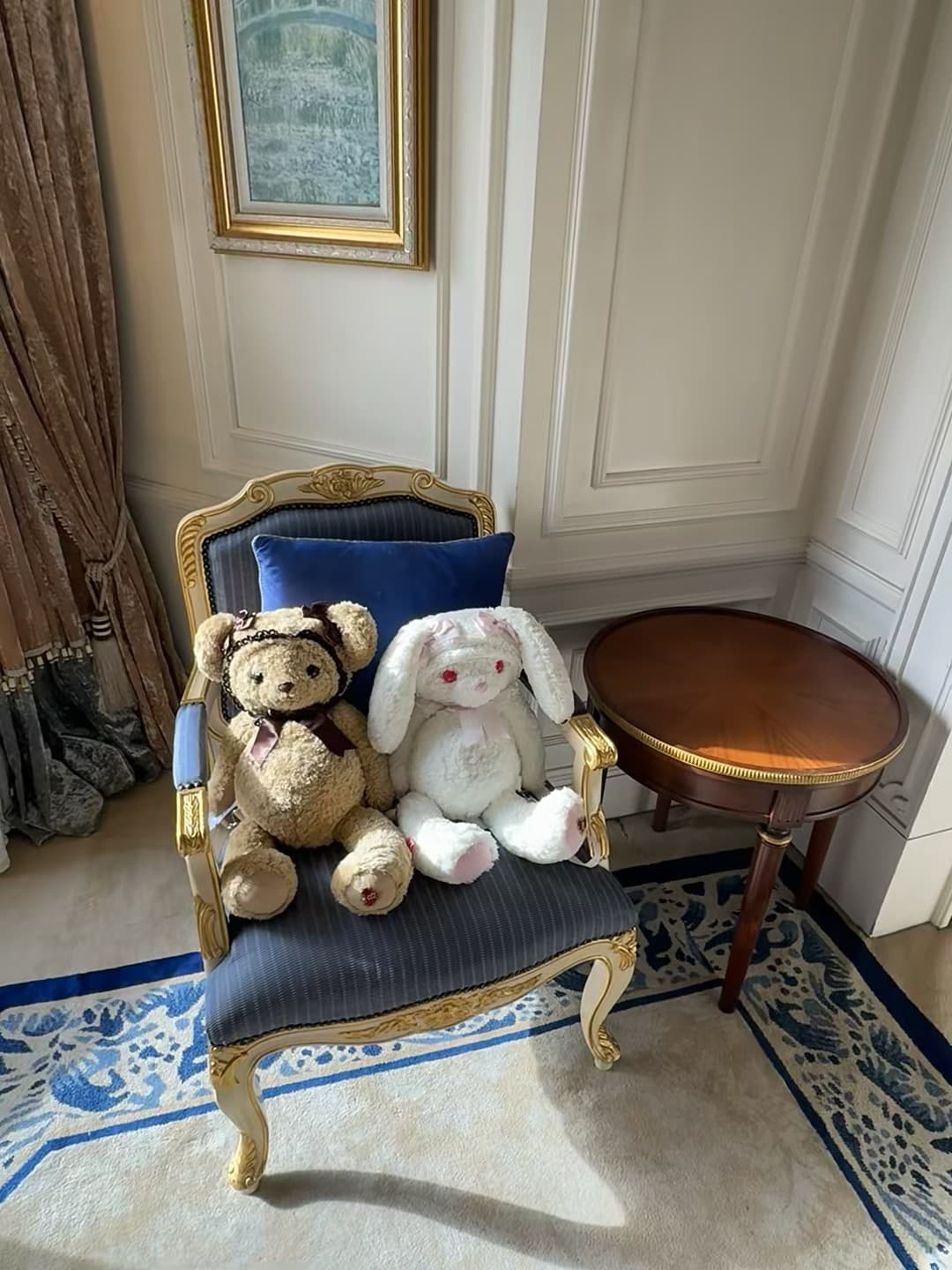 老房子里的毛绒小宇宙 🐻🐰 今天在Le Marais逛到这把金边椅子，坐上去像被童话绑架了封面图