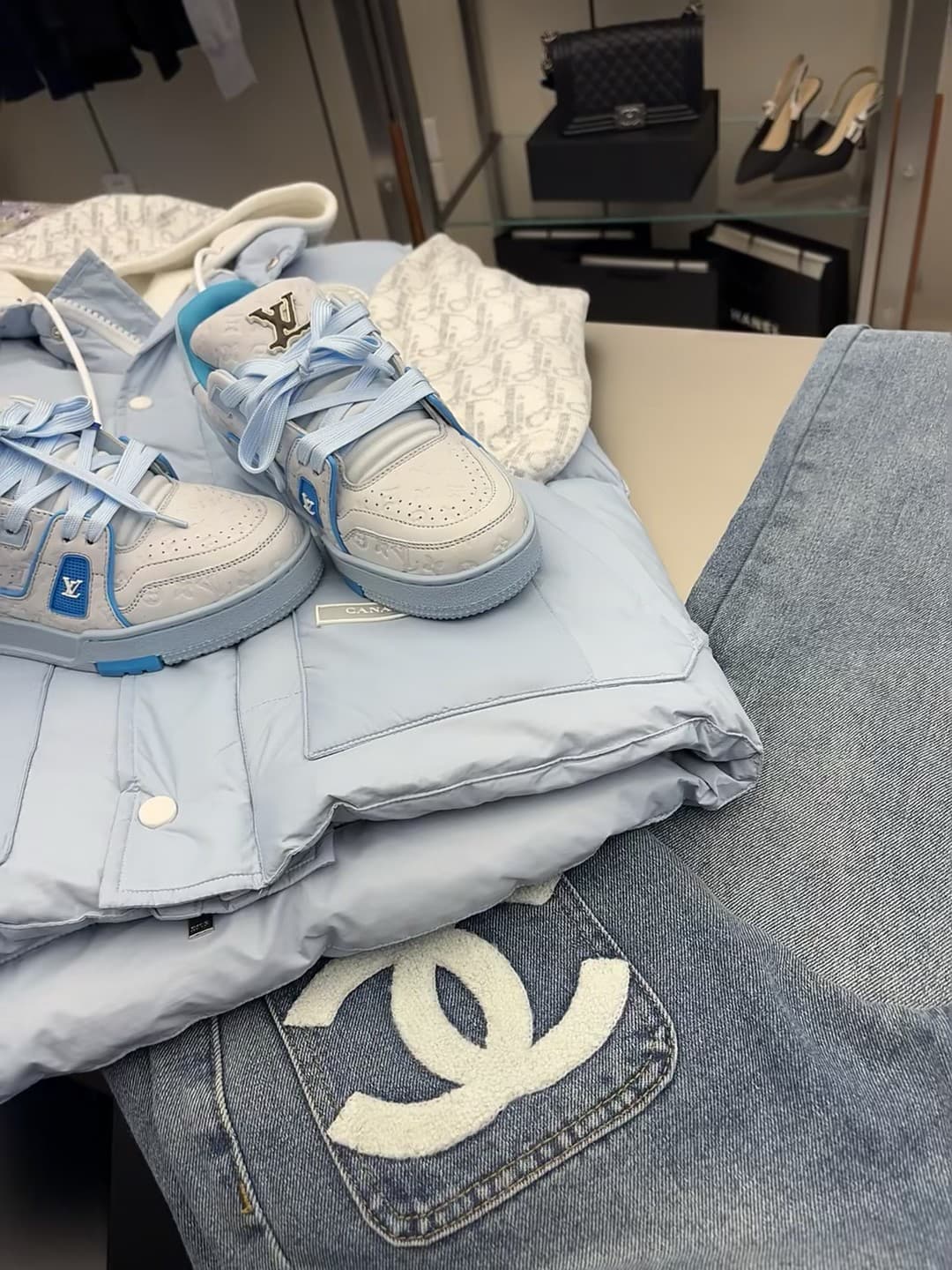 新买的蓝白配色LV老爹鞋，搭这件羽绒服和Chanel牛仔裤…今天在Saks Fifth Avenue试衣间狂拍30张封面图