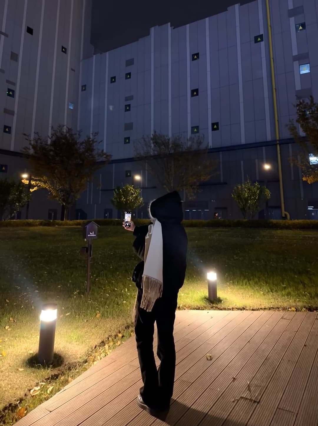 夜巡社区草坪，手机电量比心情还低… 📱🌙封面图