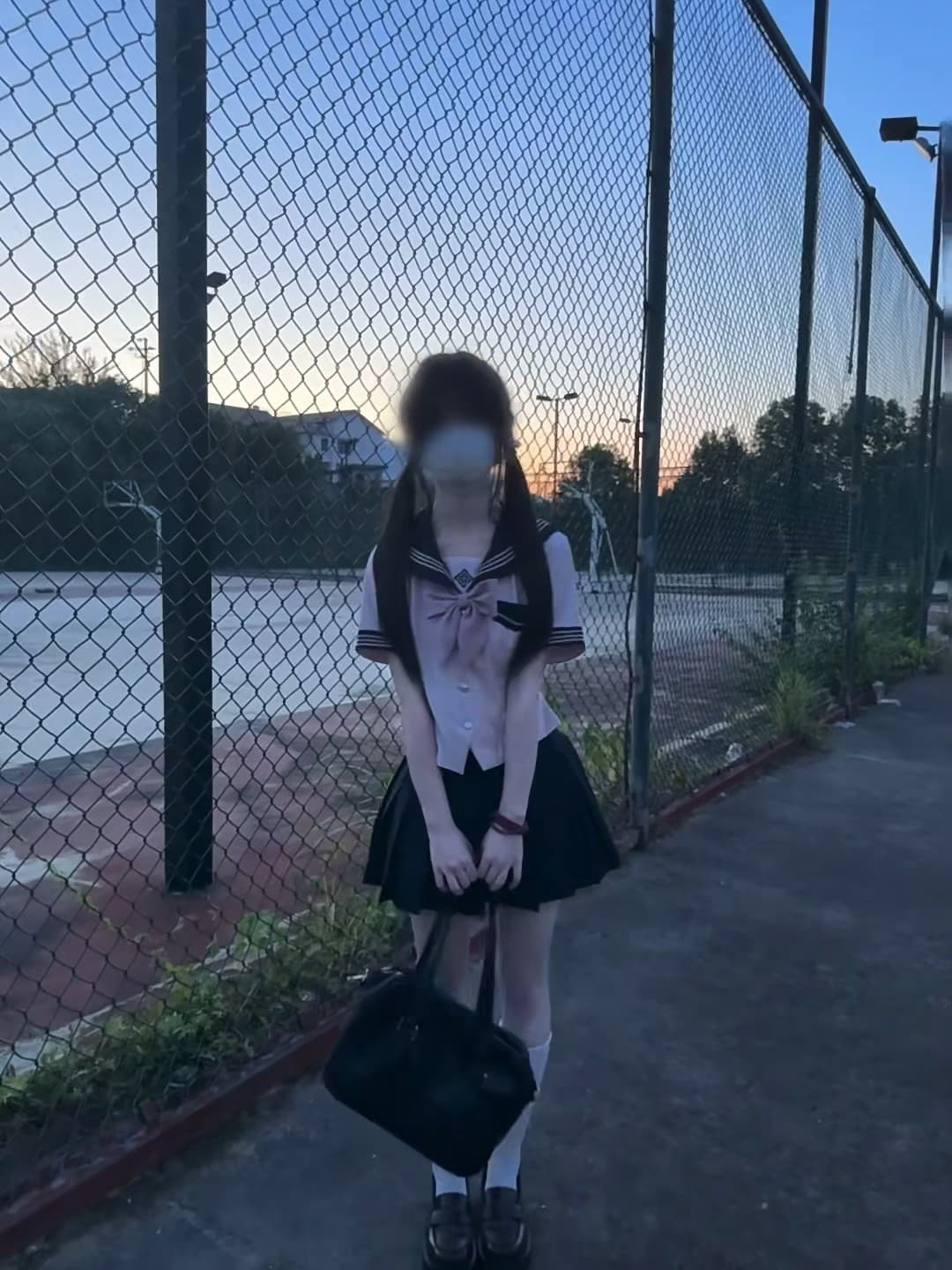 傍晚的铁丝网前，突然被自己这身水手服钓成小猫封面图