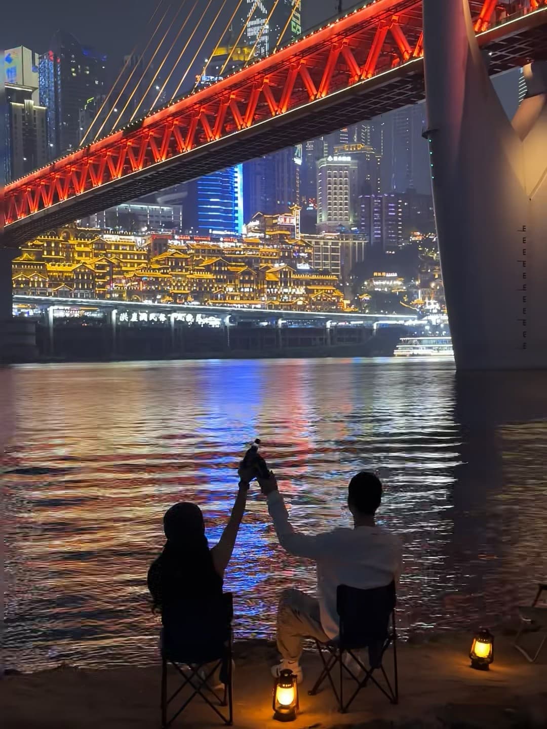 夜幕下举杯，江风把灯光吹成碎金✨封面图