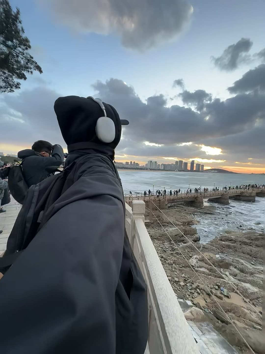日落时分的海边长桥，人挤人但风景值回票价 🌅封面图