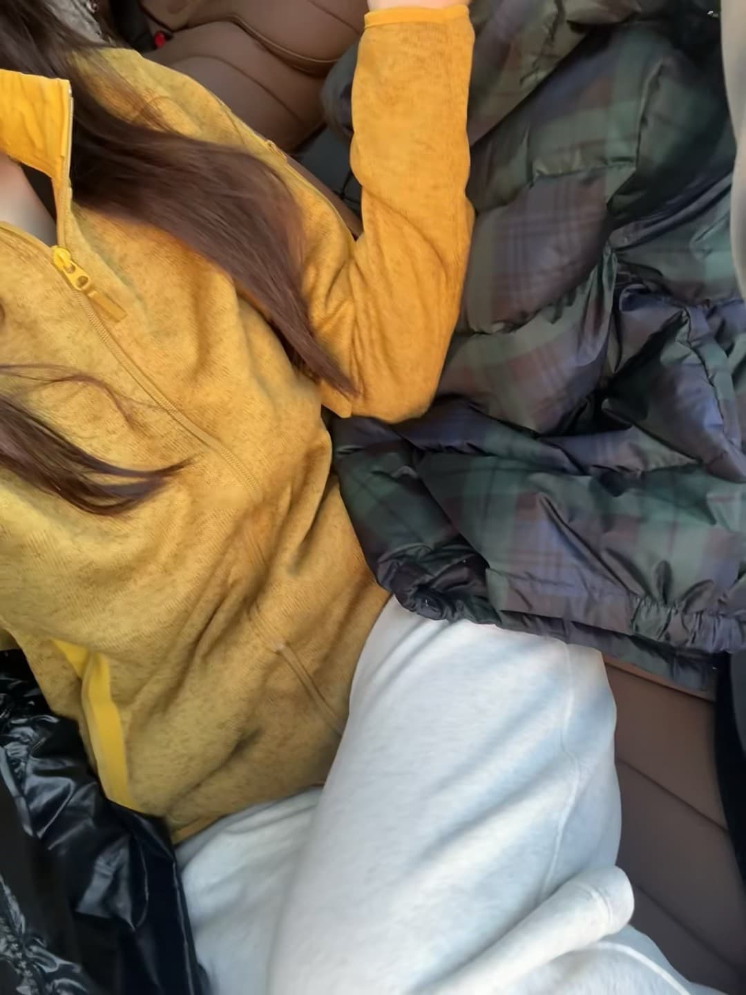 黄毛衣配白裤的通勤日，车里偷懒三分钟 🧡封面图
