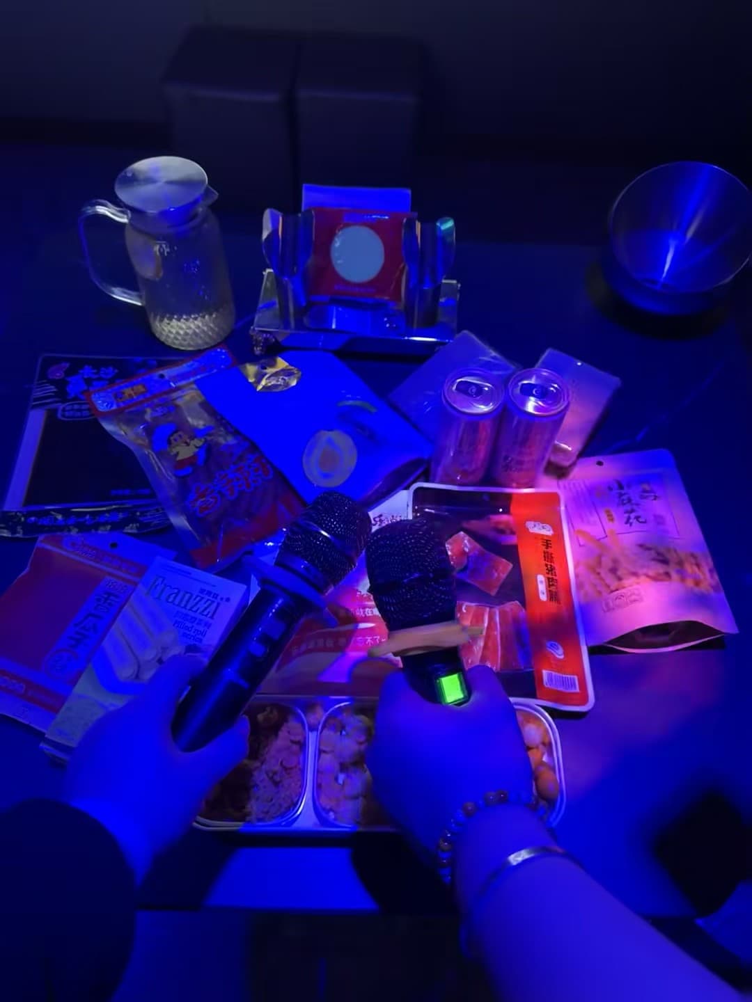 KTV的深夜彩蛋:两支麦克风+三罐Red Bull,今晚的音准靠手抖撑着封面图