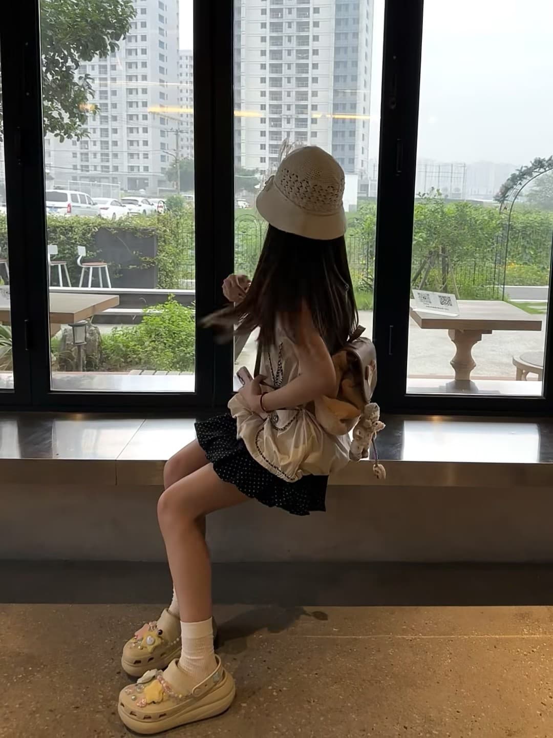 雨天窗边小坐，娃儿自己选了这顶帽子 🌧️封面图