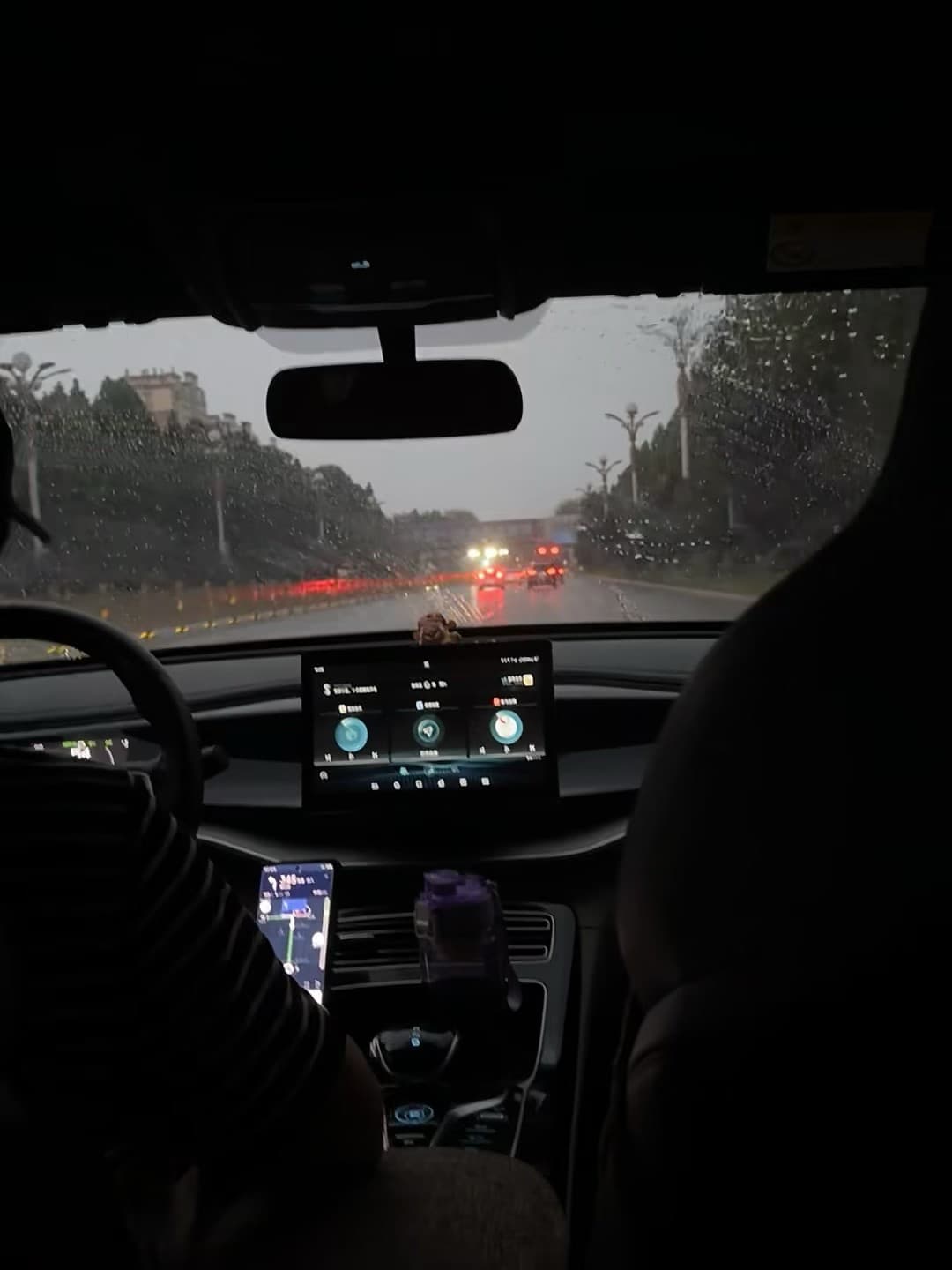 雨天通勤的静默时刻 🌧️ 车窗雾气+后视镜里的红光,像在看一场慢动作电影封面图