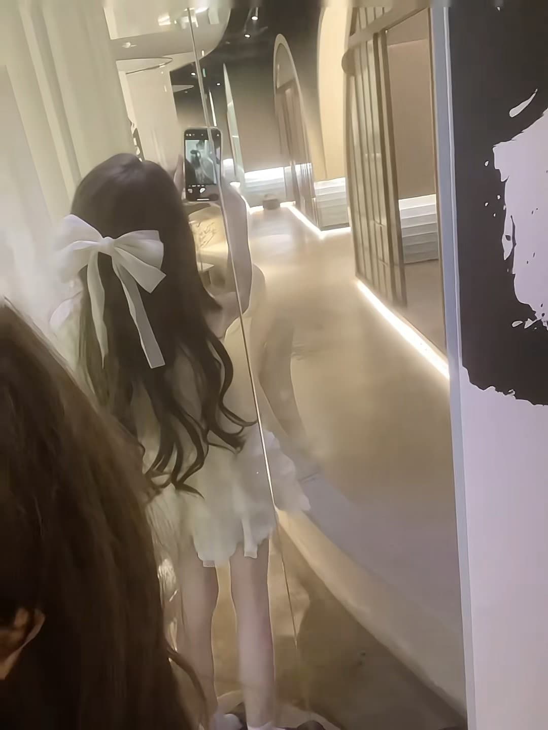 路过商场镜面墙，被自己后脑勺的蝴蝶结可爱到了～封面图