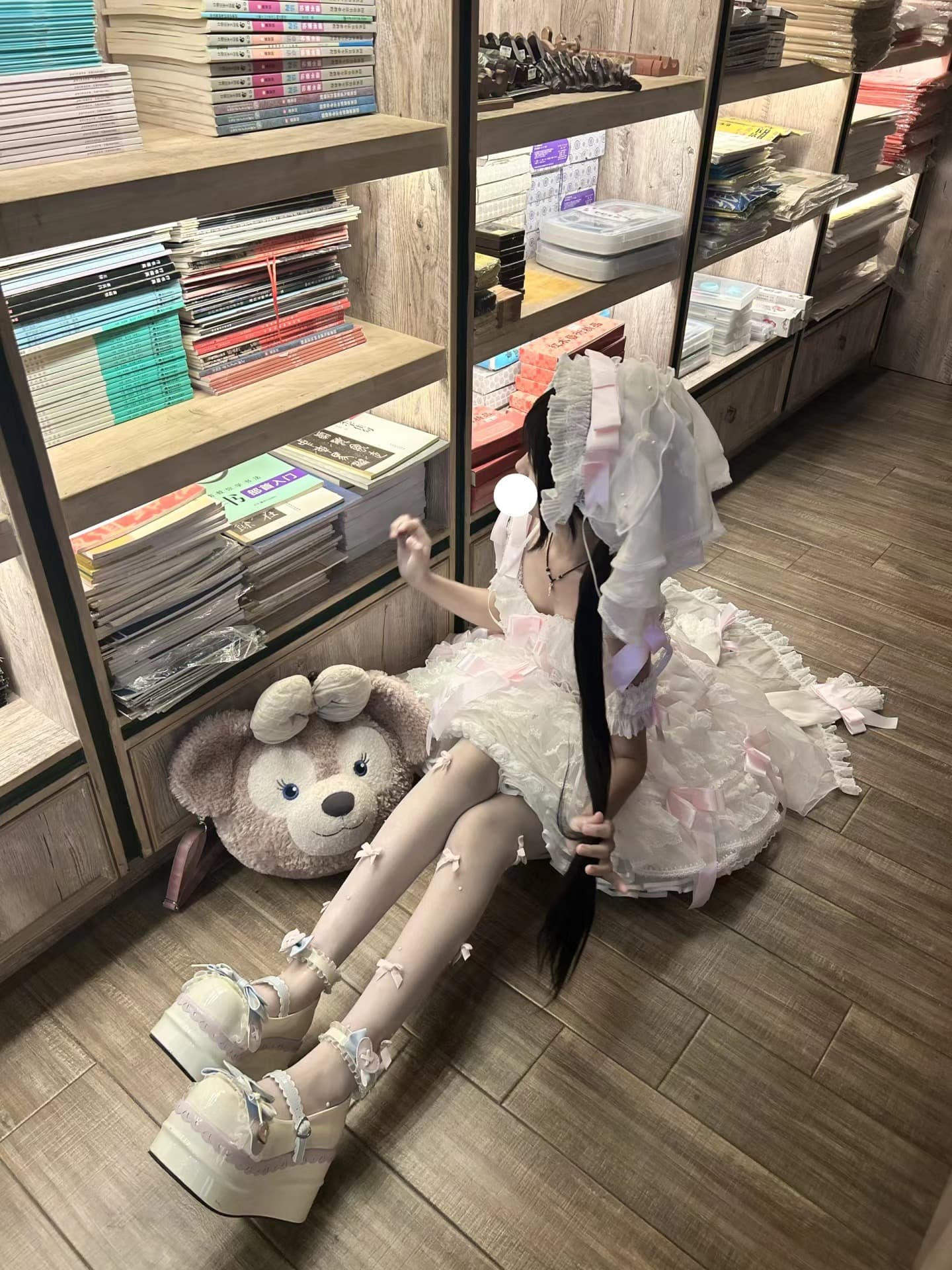 今天在书店角落被自己可爱到失语…这身裙摆能装下整个春天封面图