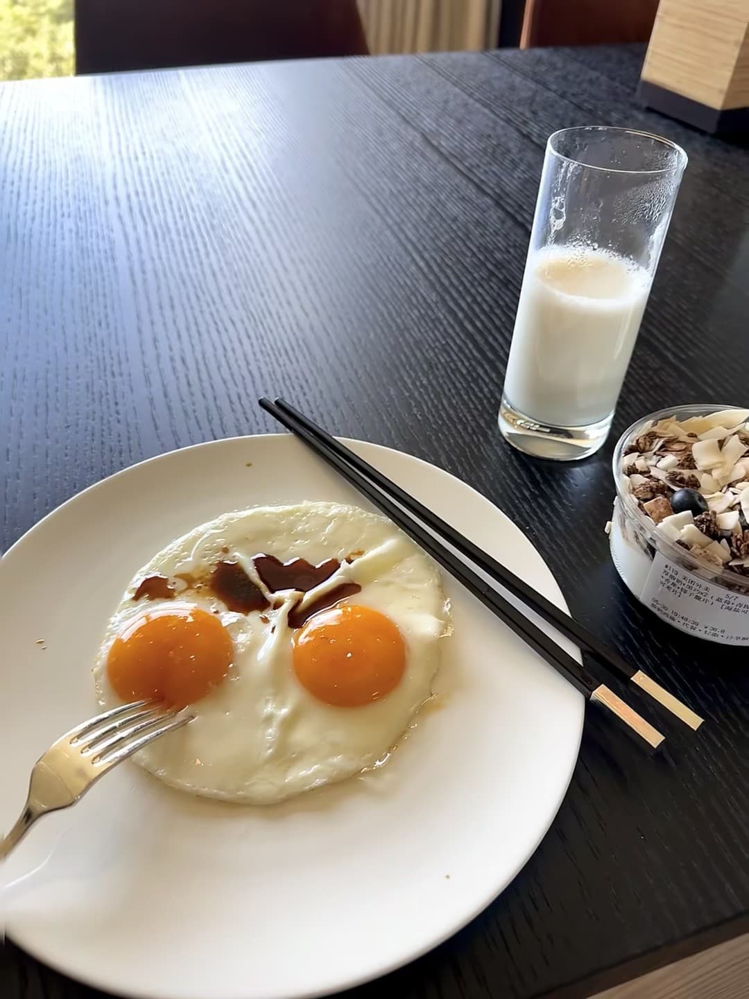 双黄蛋配黑筷，今日早餐的哲学——是煎蛋还是表情包？封面图