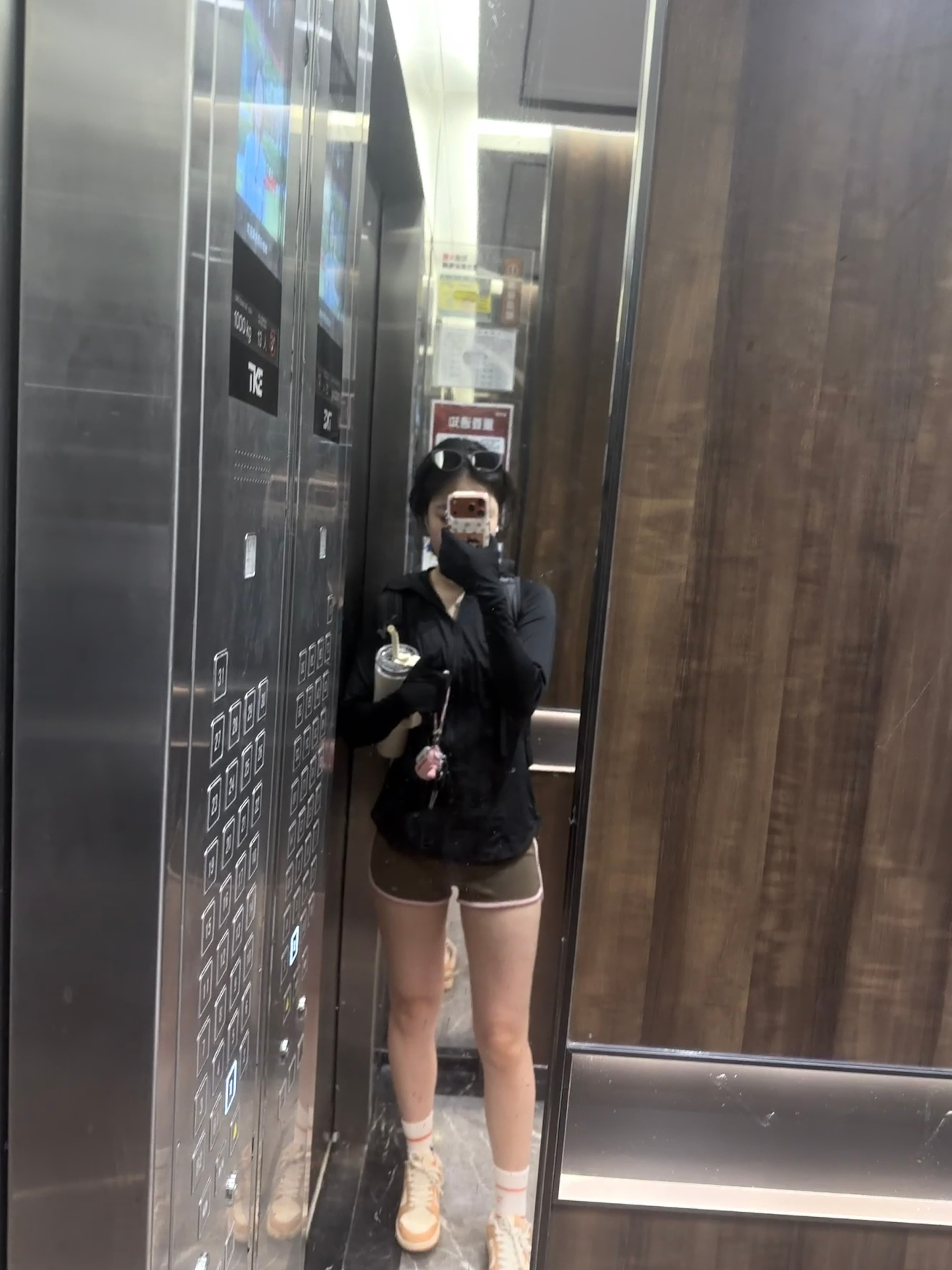 电梯镜里突然拍到自己：黑衣短裤配奶杏鞋，像刚从健身房逃出来封面图