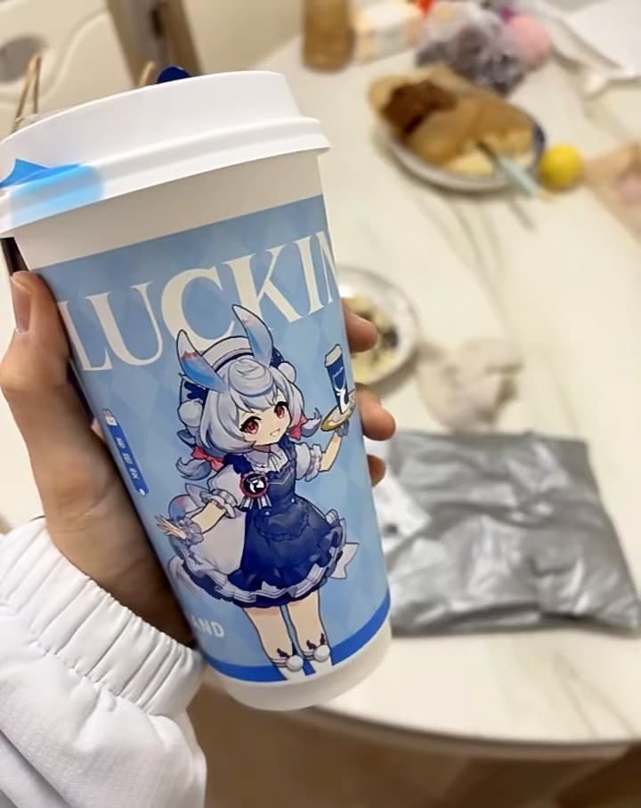 今天在咖啡杯上找到一个蓝发小兔子，她比我的早班地铁还准时封面图
