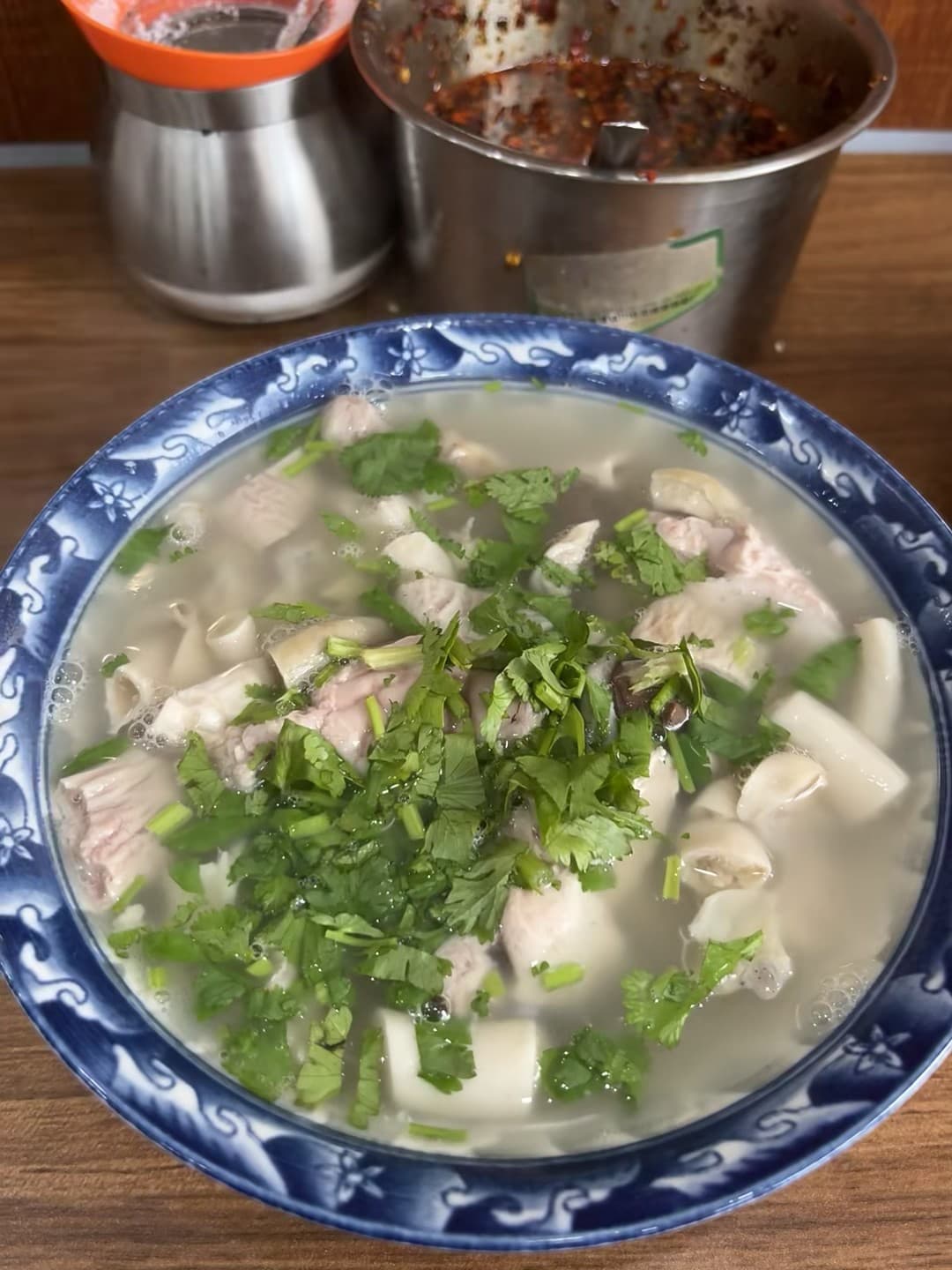 今天在街角小馆子啃了碗热汤，香菜撒得像草地～封面图