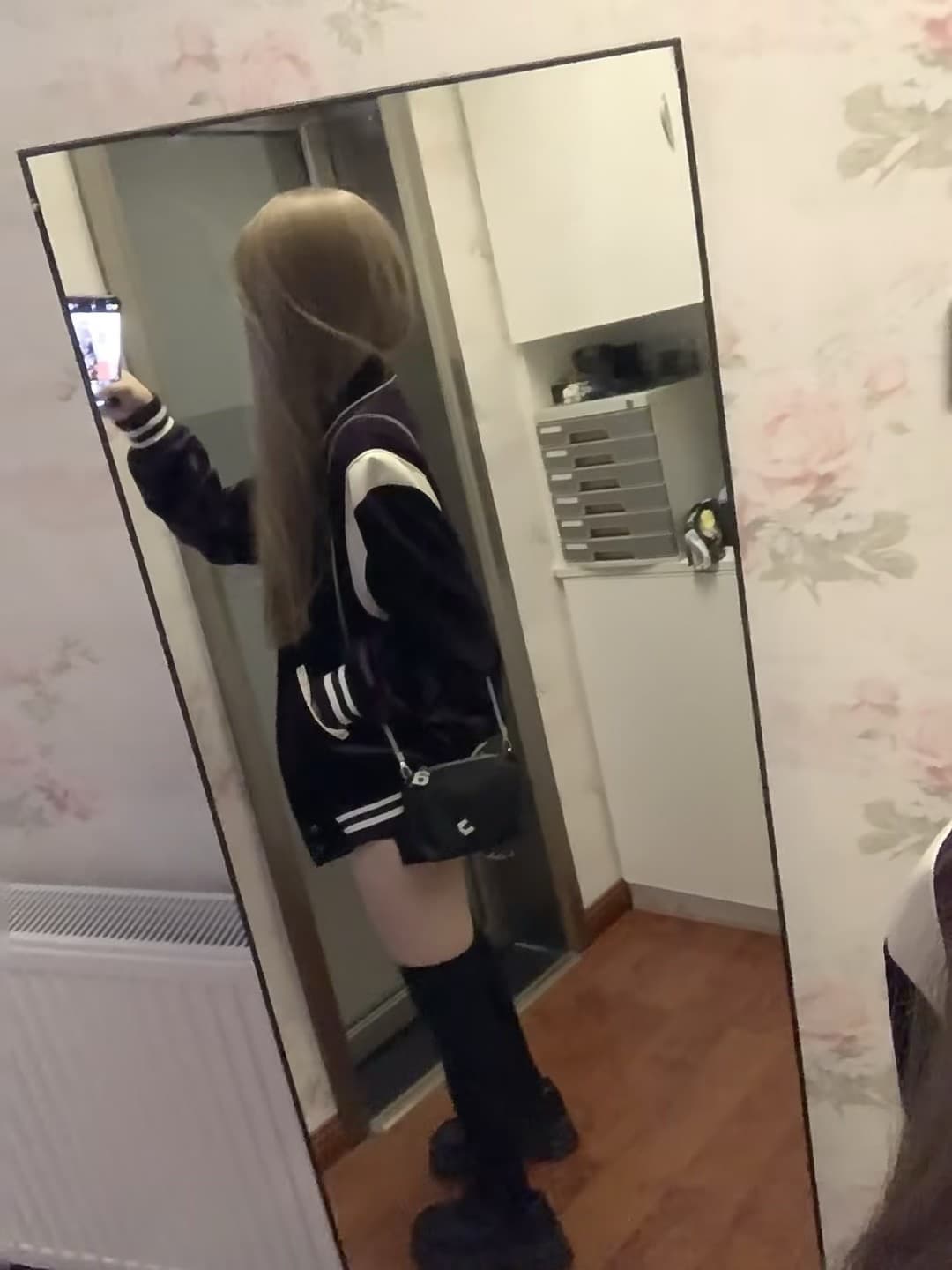 今天在镜子前自拍，发现新买的棒球服配长袜居然有点复古学院风？封面图