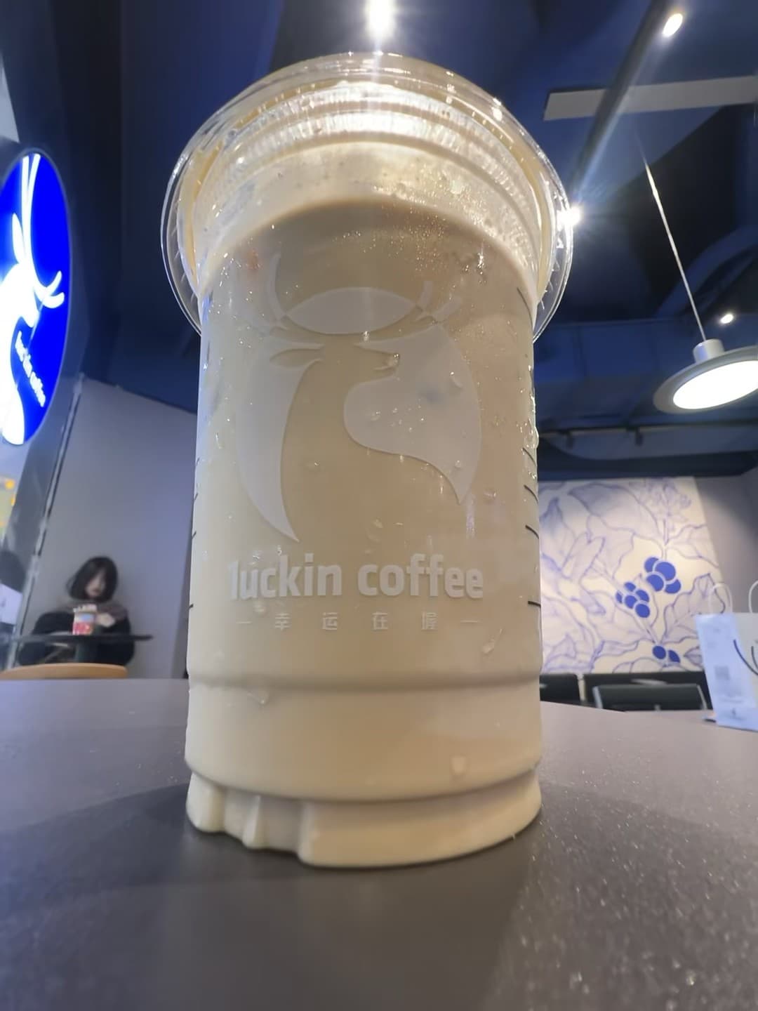 冰咖啡喝到一半，杯壁凝了层雾…今天在街角便利店买了杯luckin，结果发现它家杯子居然自带‘鹿’的轮廓设计？封面图
