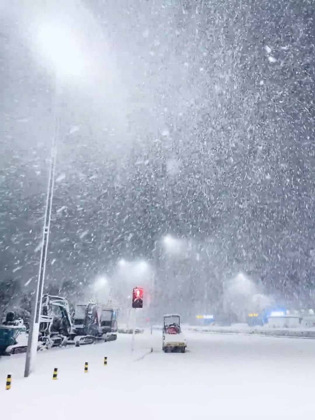 今晚的雪，像被风吹散的糖霜｜路过工地时红灯停了三分钟封面图