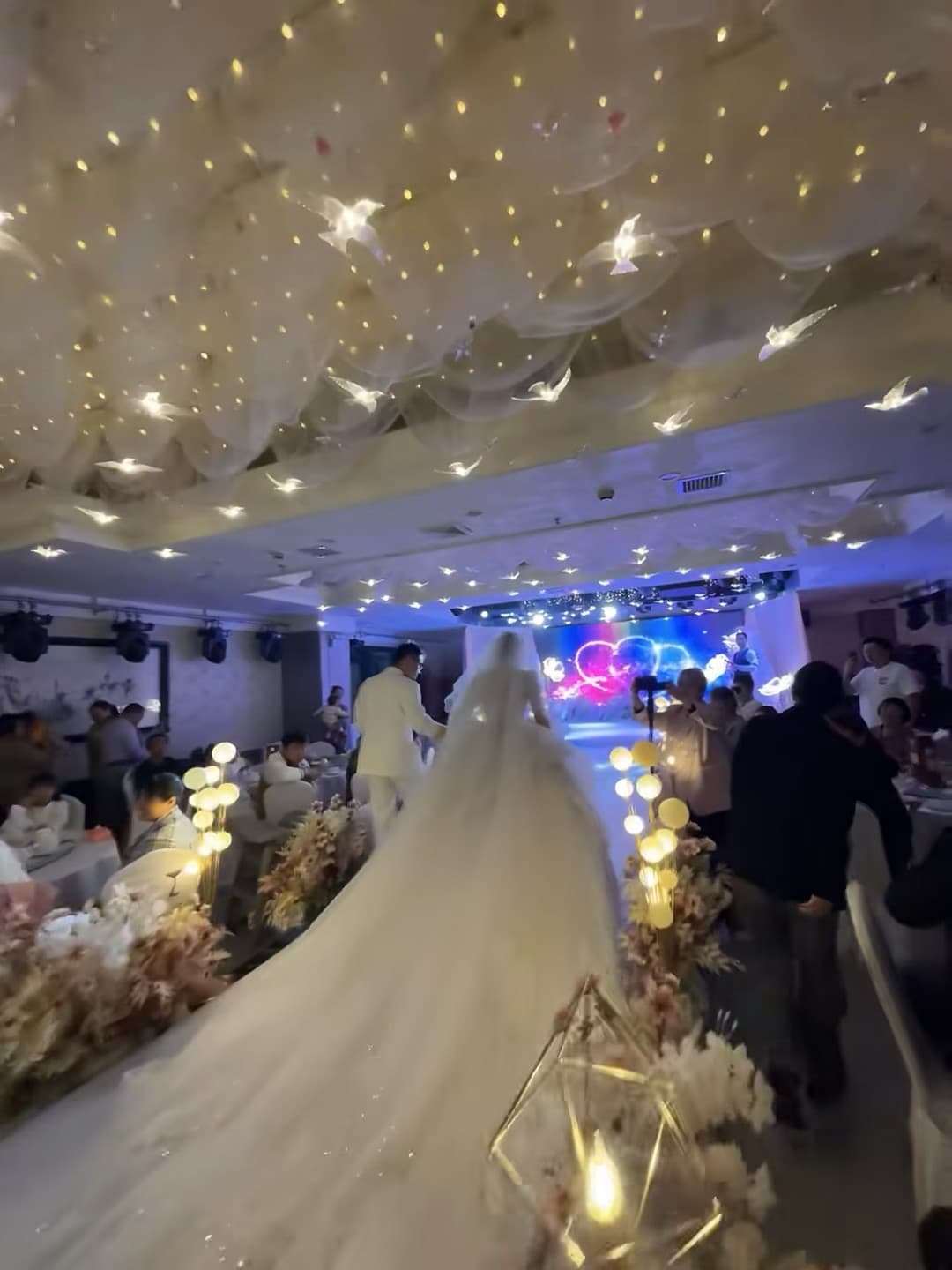 今天在Old Town的婚礼现场被闪到眼瞎…新郎新娘好甜，天花板鸽子飞得比我还勤快封面图
