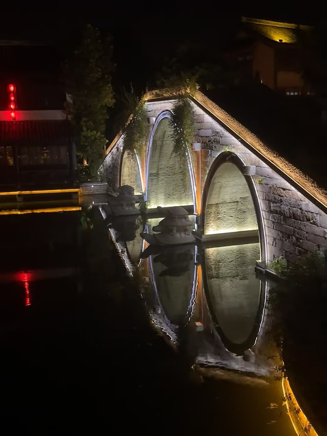 夜游小桥流水，像闯进古早电视剧里了封面图
