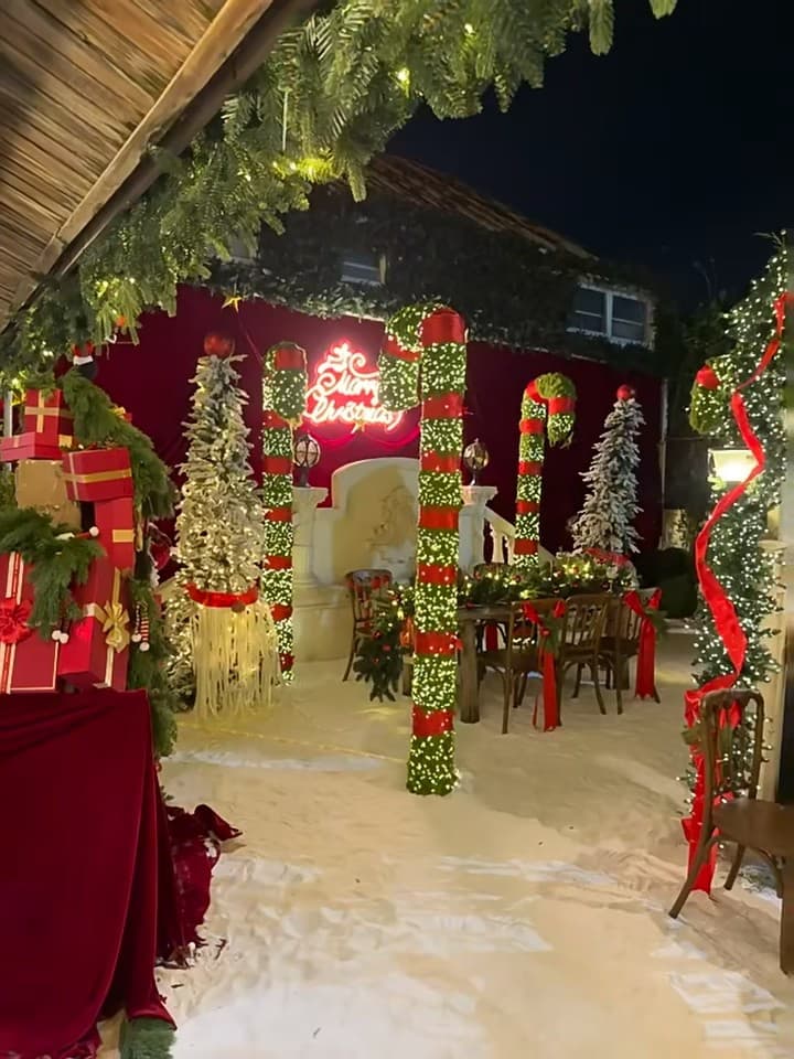 今晚在Santa's Village溜达，雪地里吃圣诞晚餐，甜度超标！🎄封面图