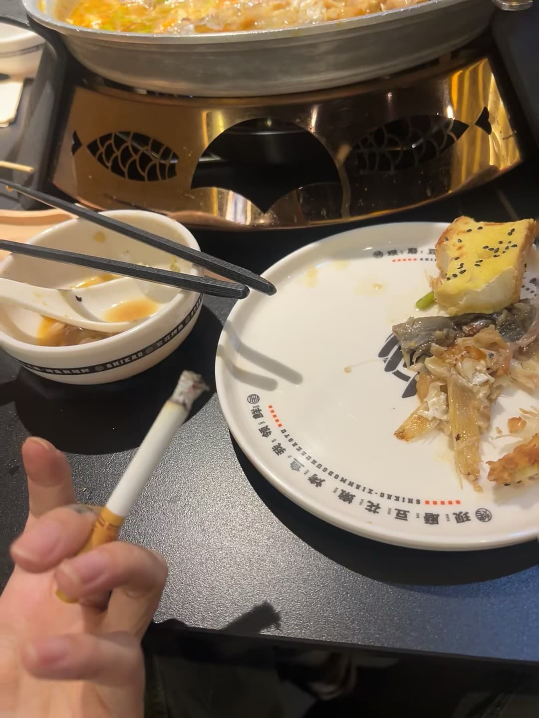 饭后一根烟，配鱼骨和蛋挞——本地人吃烤鱼的仪式感封面图