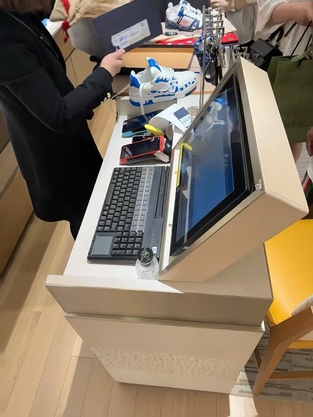 试鞋时手滑把鞋盒掉地上了…店员笑得我赶紧蹲下捡😅封面图
