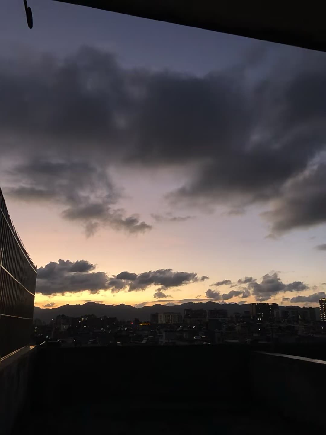 傍晚在屋顶看云，像被世界温柔裹住封面图
