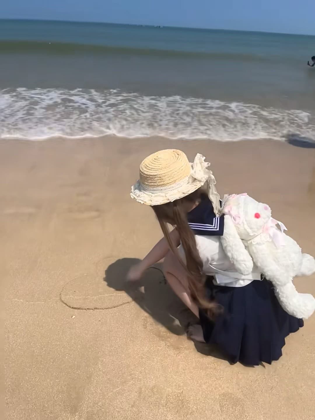 海边蹲着画圈圈的下午，连海风都替我打伞～封面图